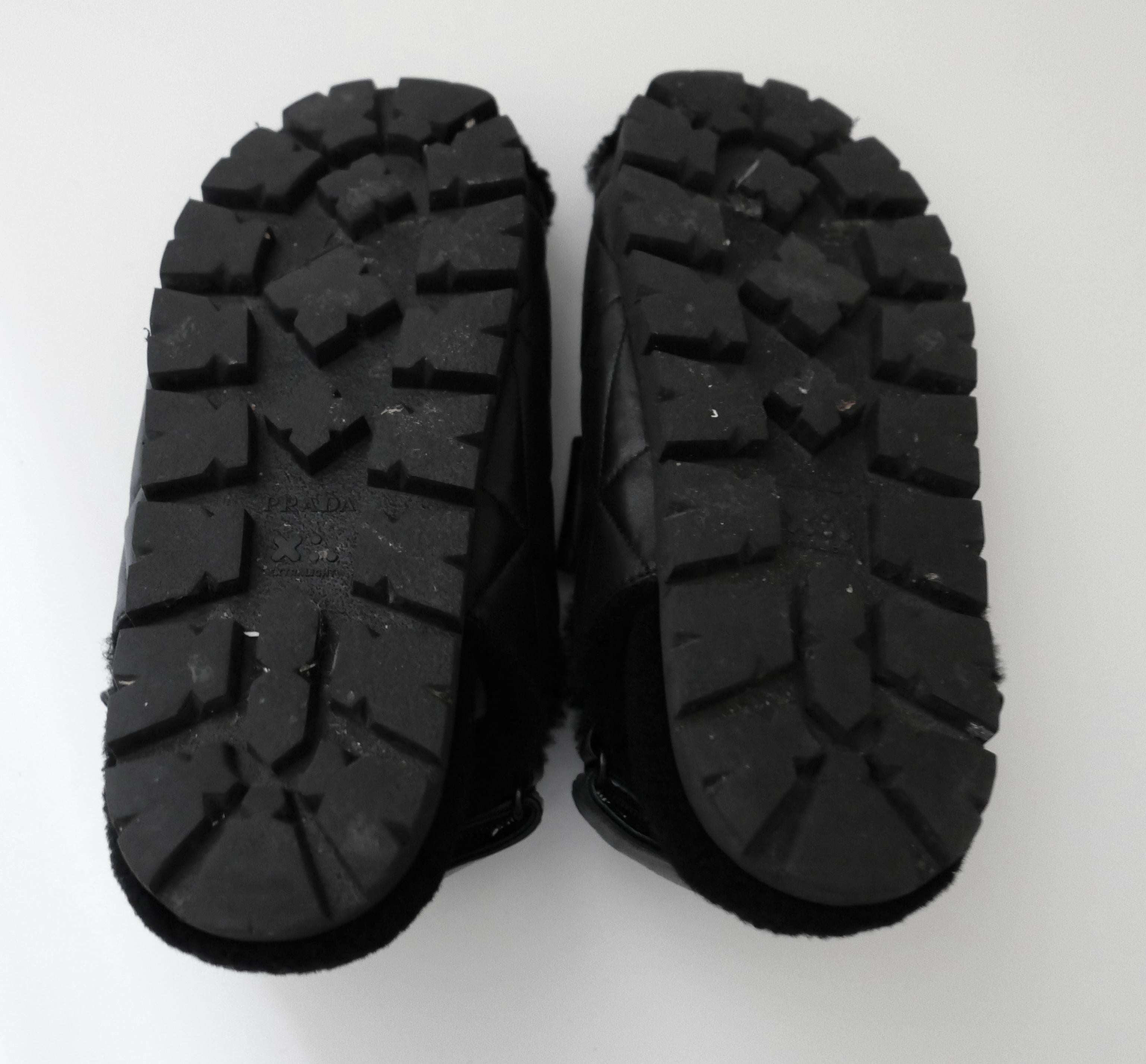 Sandalias de piel acolchada Prada Negro en venta
