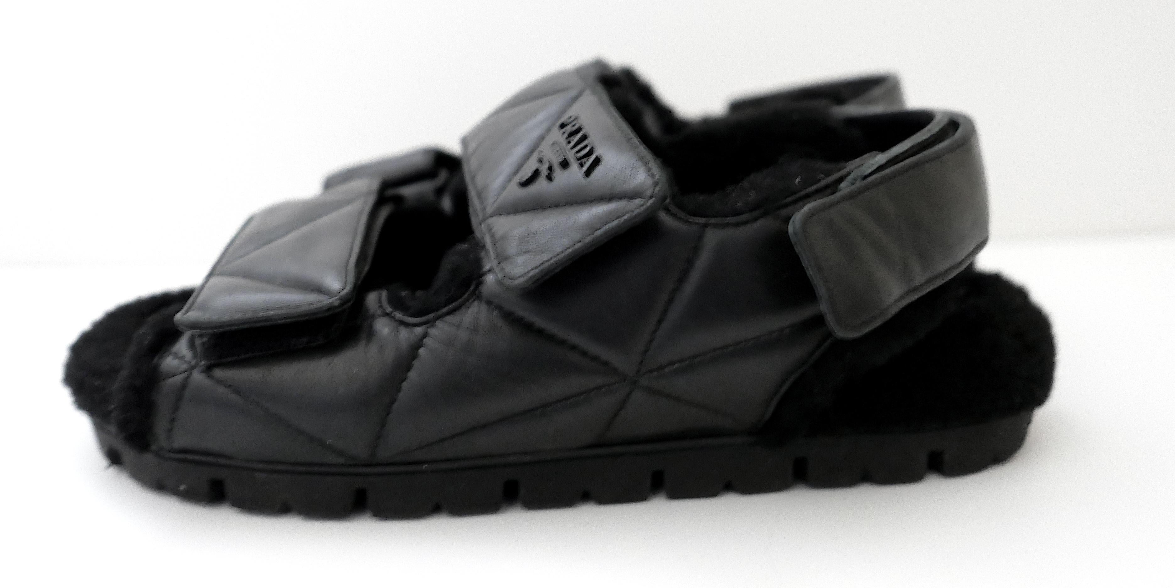 Sandalias de piel acolchada Prada en Bueno estado para la venta en London, GB