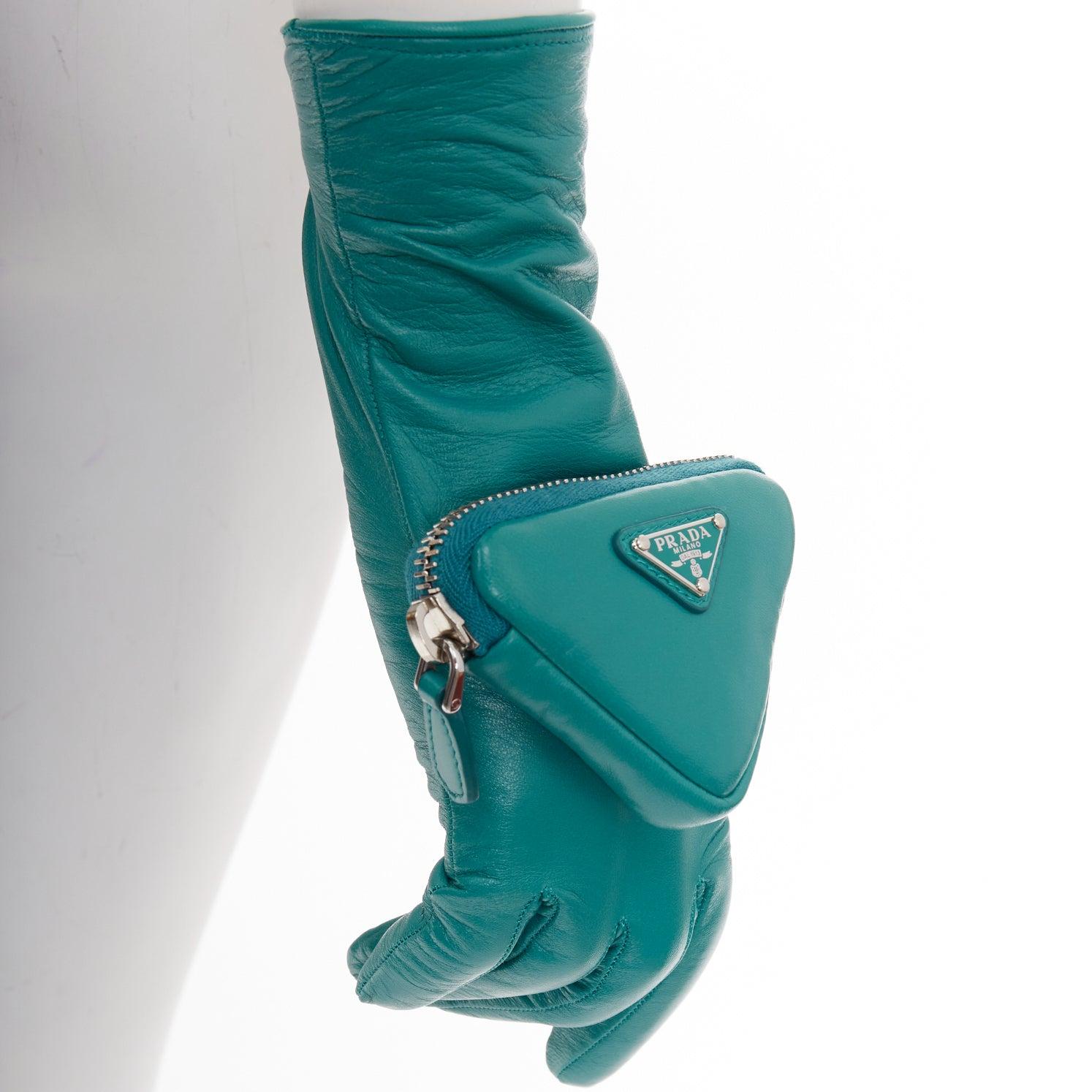 PRADA Raf Simons 2021 Runway sarcelle turquoise cuir d'agneau triangle pochette gants courts Sz7
Référence : TGAS/E00932
Marque : Prada
Designer : Raf Simons
Collectional : AW2021 - Défilé
MATERIAL : Cuir
Couleur : Turquoise
Motif : Solide
Fermeture