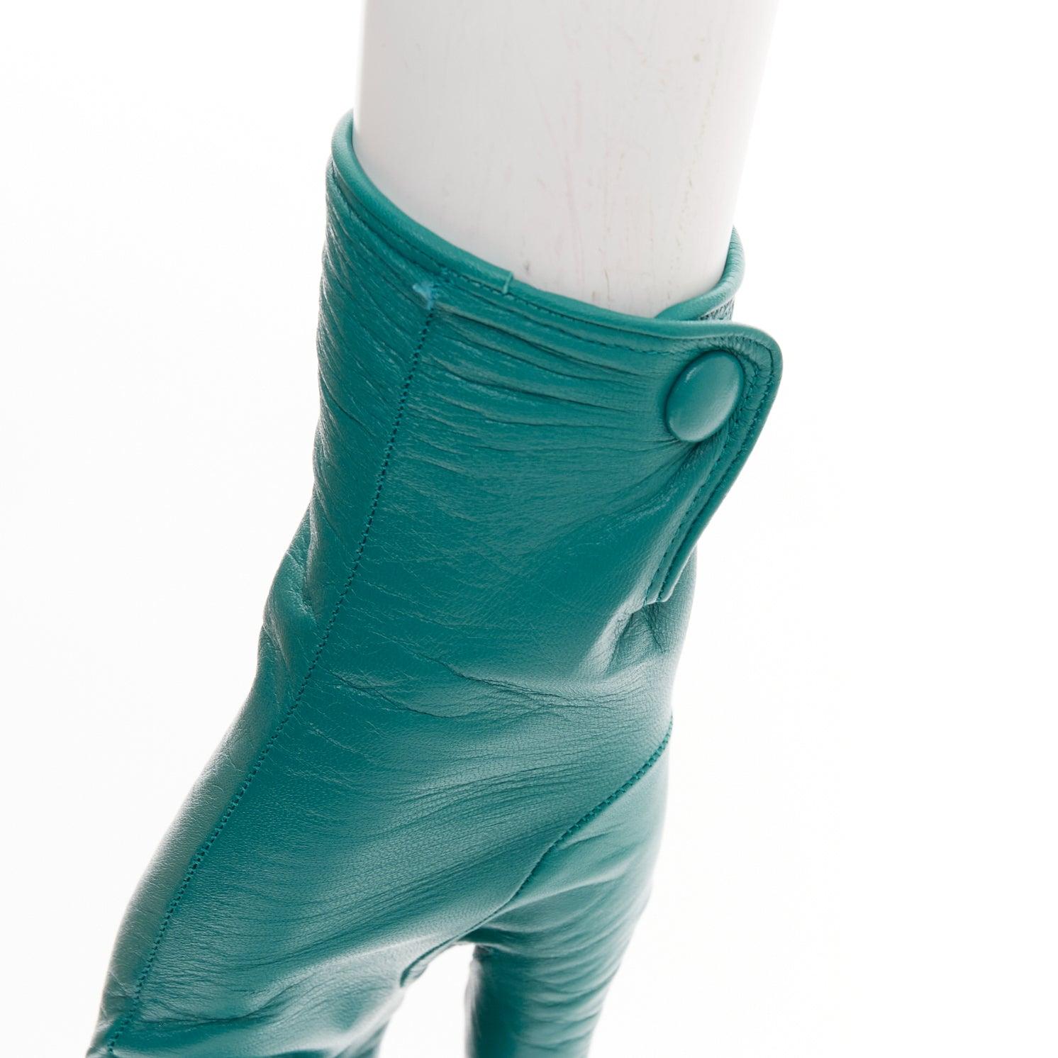PRADA Raf Simons 2021 Runway triangle en cuir d'agneau gants courts Sz7 en vente 2