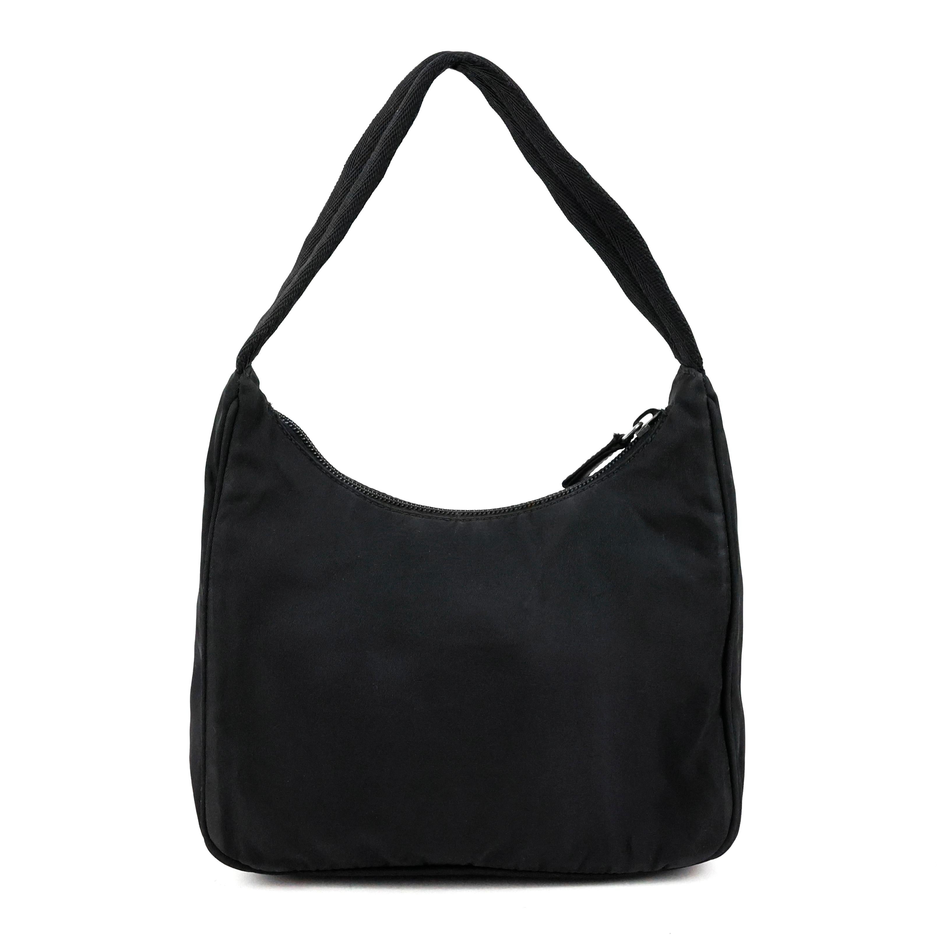 Prada re-edition 2000 mini hobo bag in tessuto color black.


Condition:
Really good.


Packing/accessories:
Dustbag, authenticity card.


Measurements:
20cm x 14cm x 7cm