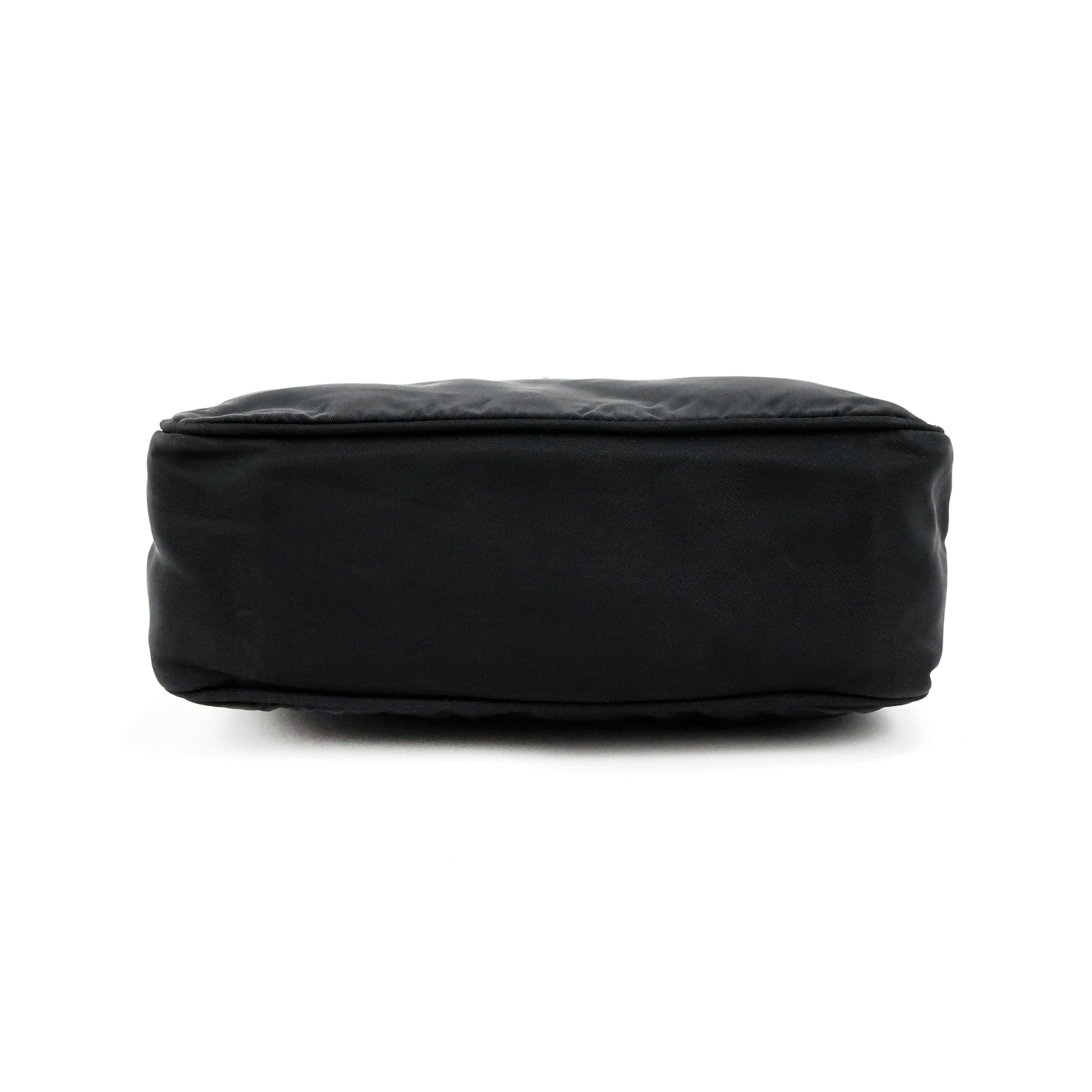 Prada re-edition 2000 mini hobo bag In Good Condition In Bressanone, Trentino-Alto Adige