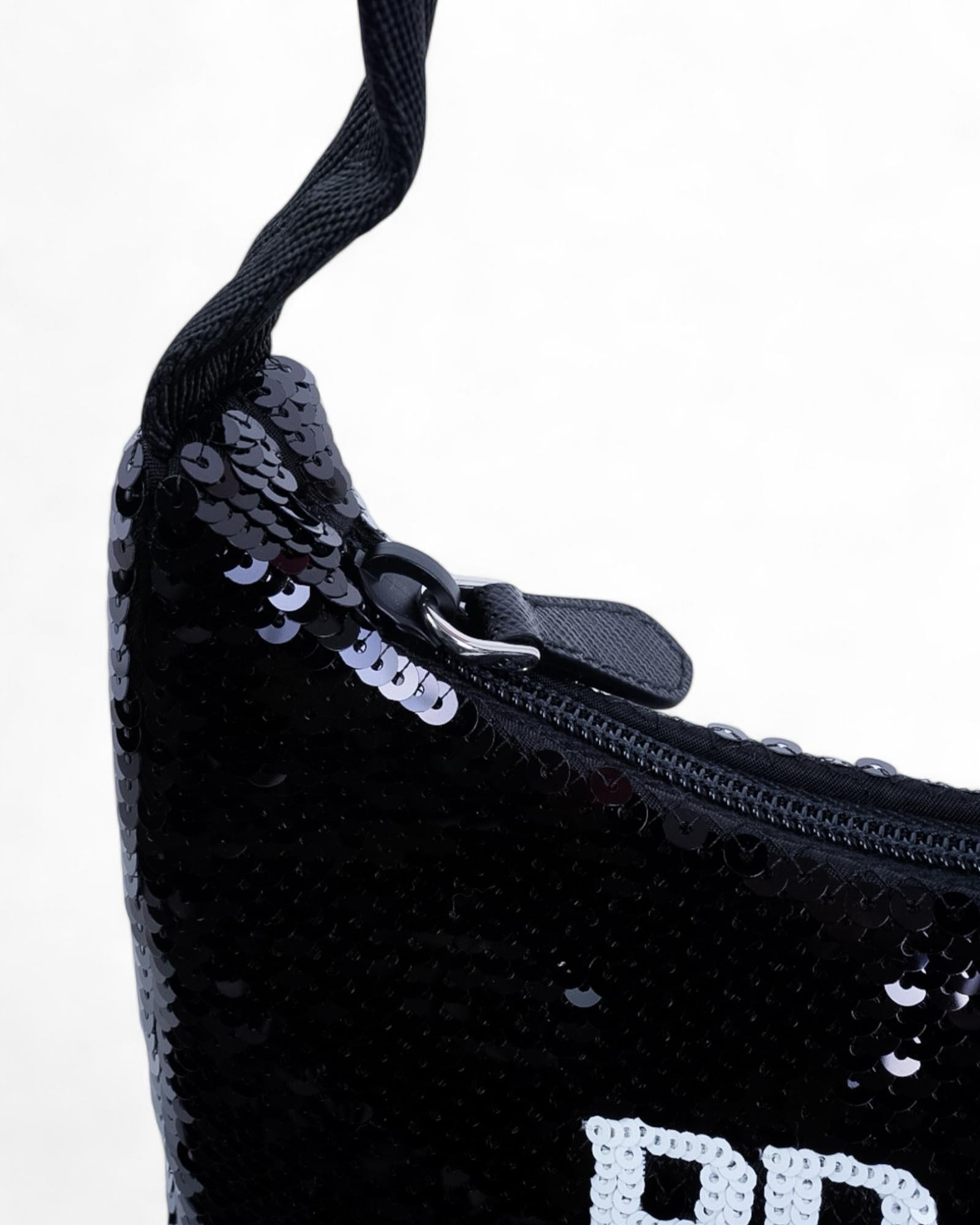 Prada Re-Edition 2000 Sequins Logo Noir en vente 9