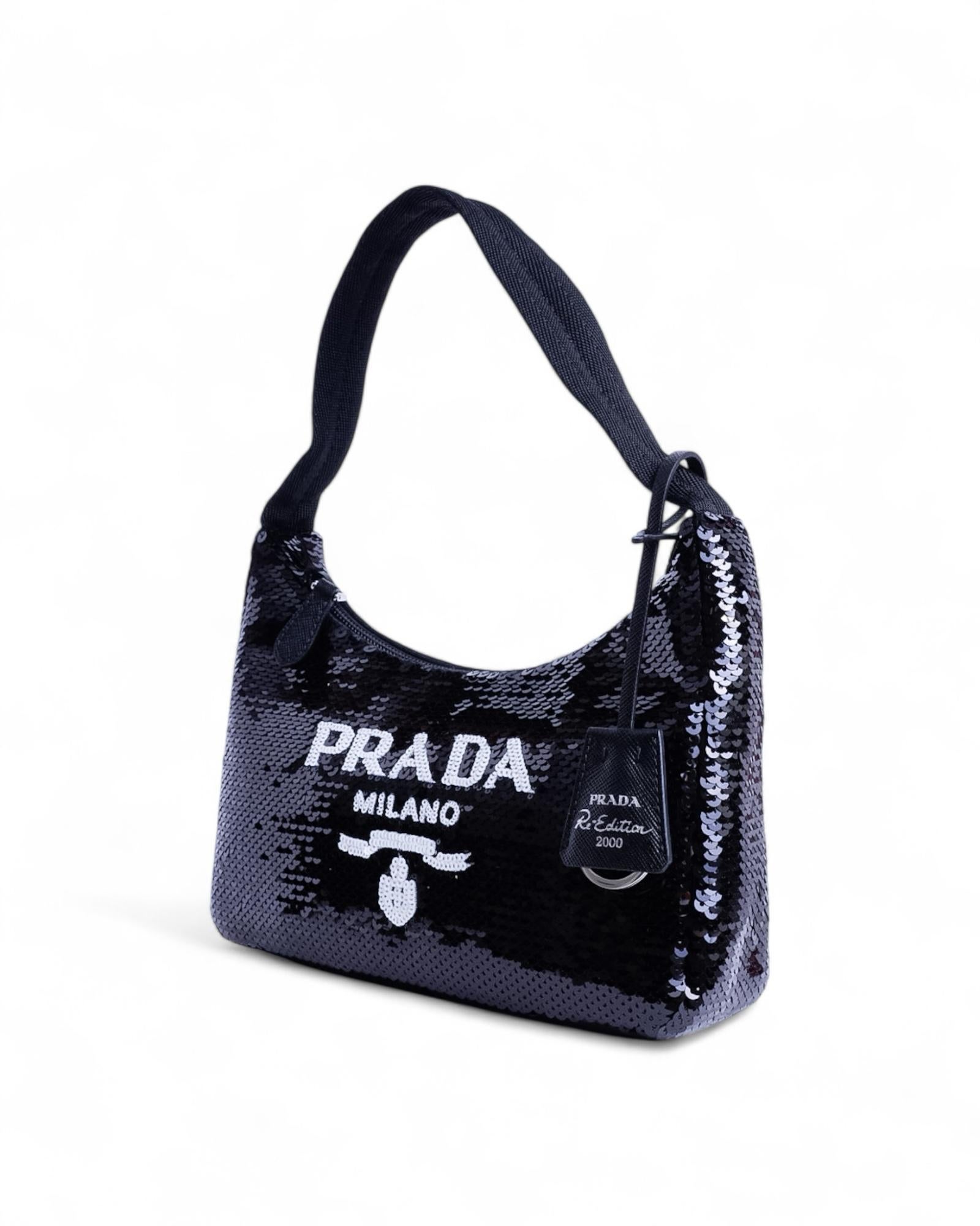 Prada Re-Edition 2000 Sequins Logo Noir Bon état - En vente à Torre Del Greco, IT