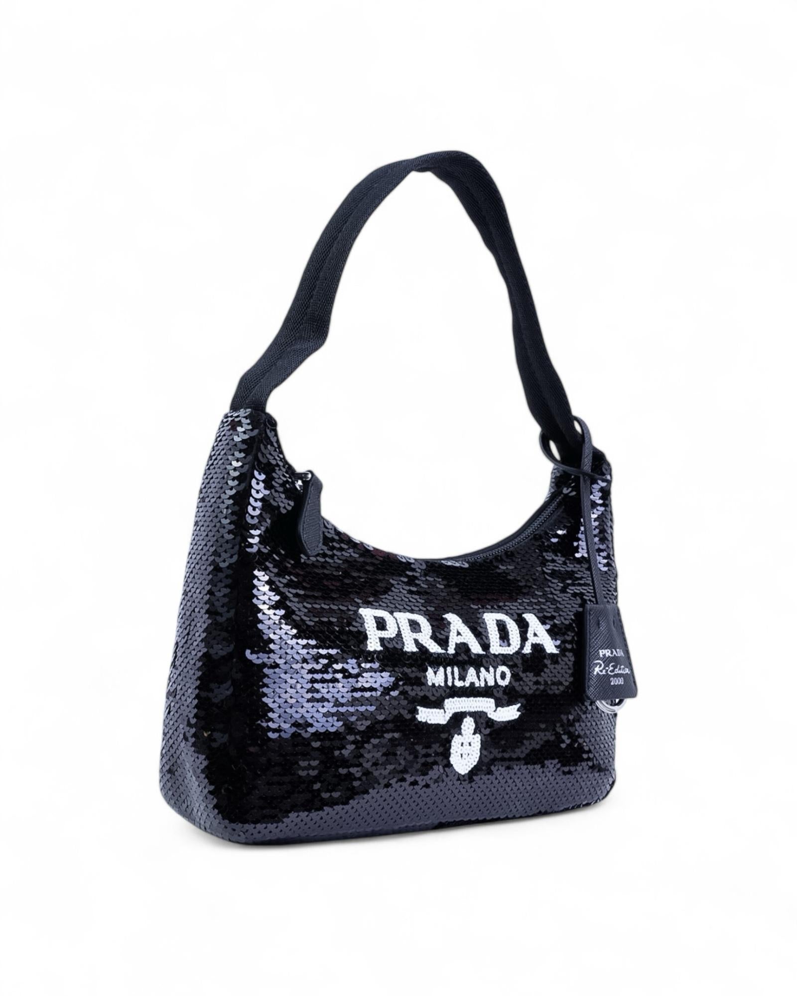 Prada Re-Edition 2000 Sequins Logo Noir Pour femmes en vente