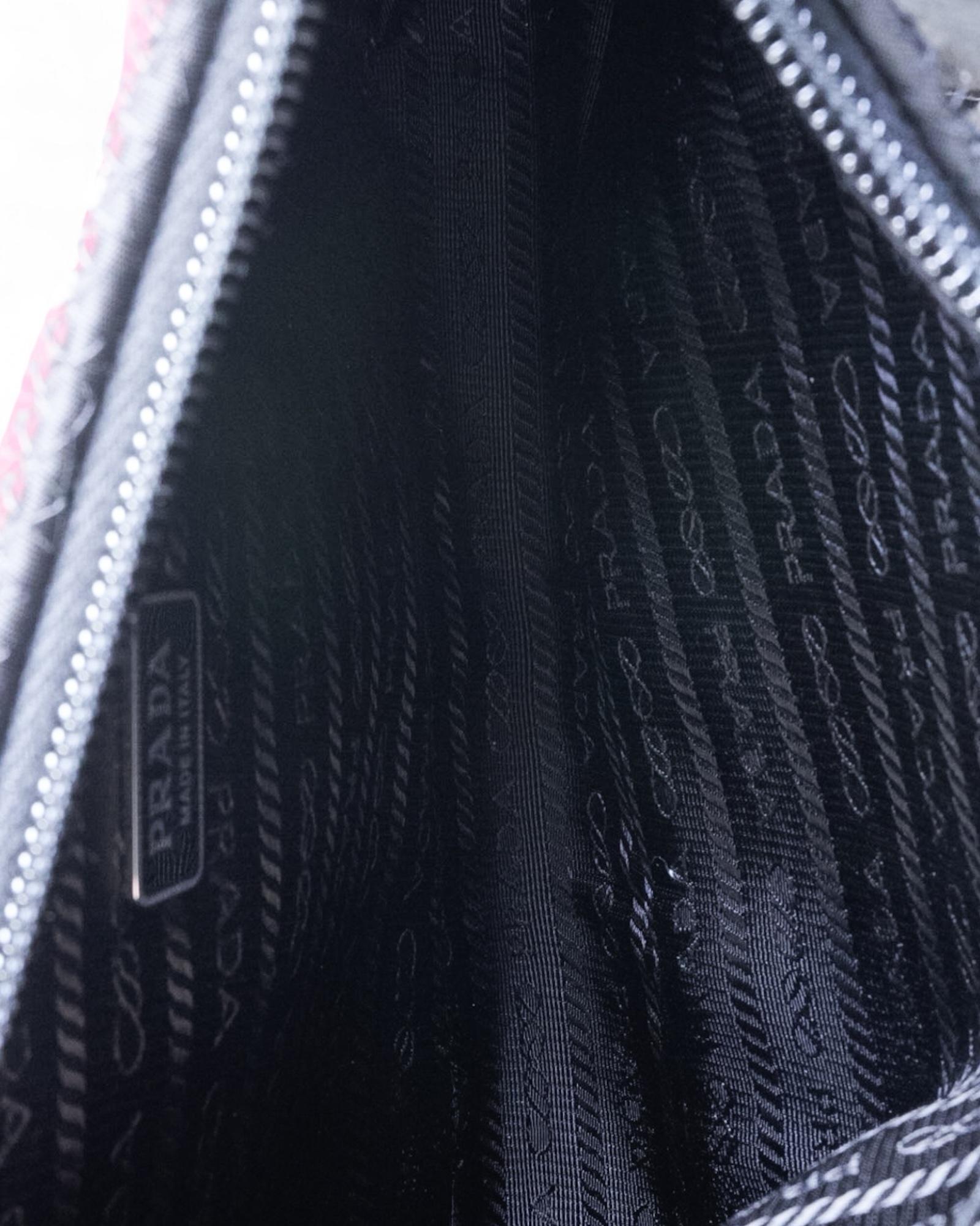 Prada Re-Edition 2000 Sequins Logo Noir en vente 2