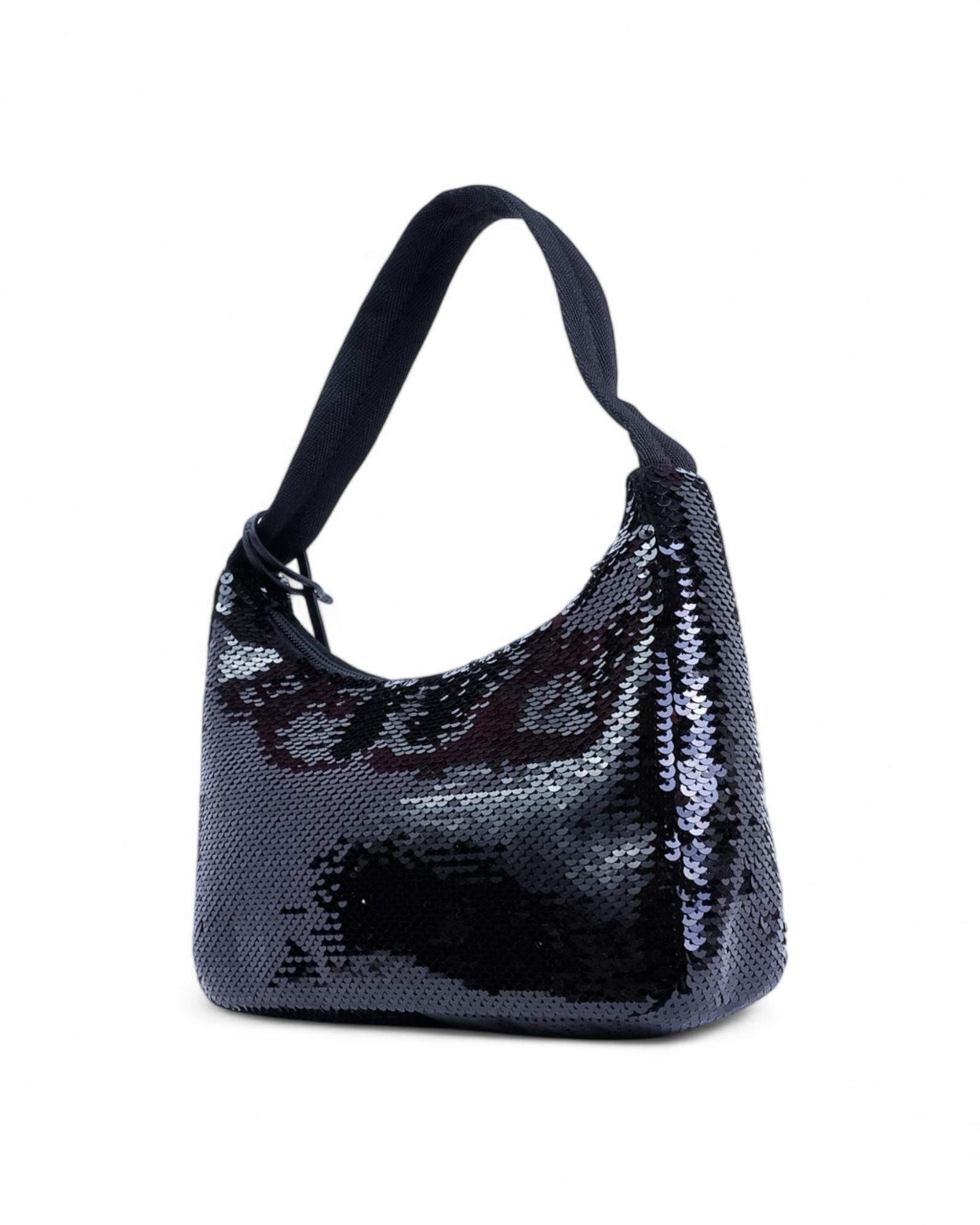 Prada Re-Edition 2000 Sequins Logo Noir en vente 3