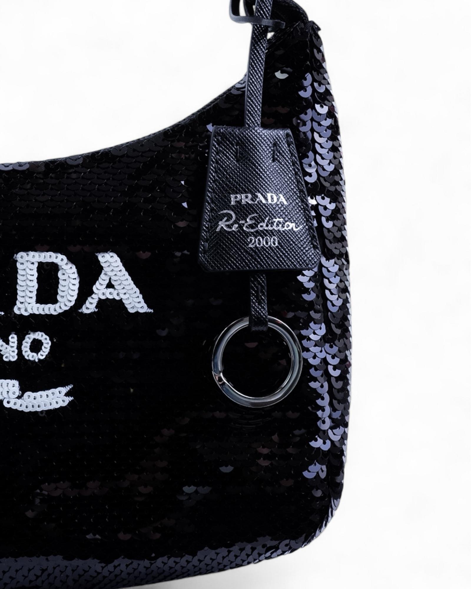 Prada Re-Edition 2000 Sequins Logo Noir en vente 4
