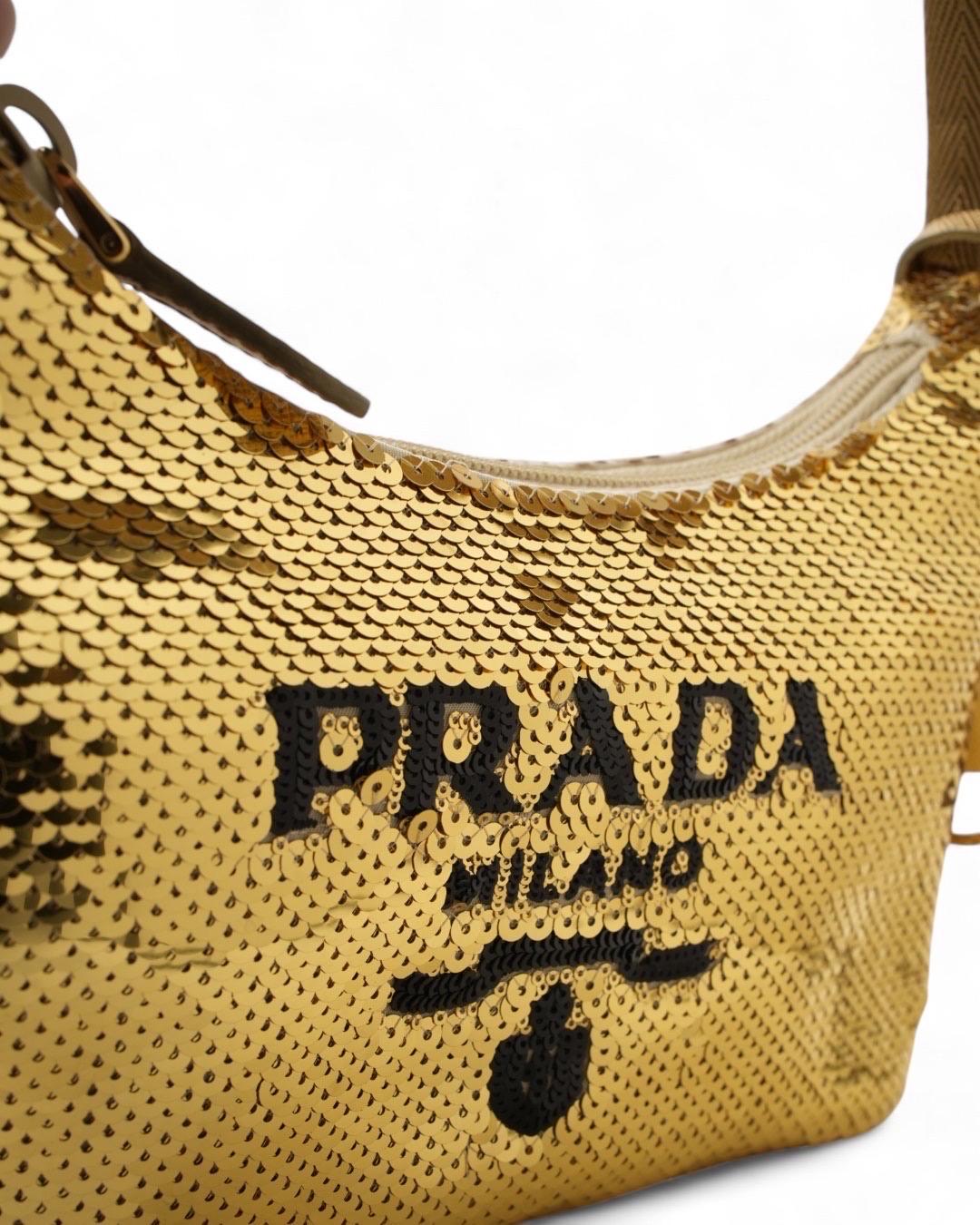 Prada Re-Edition 2000 Paillettes Logo Oro en vente 7