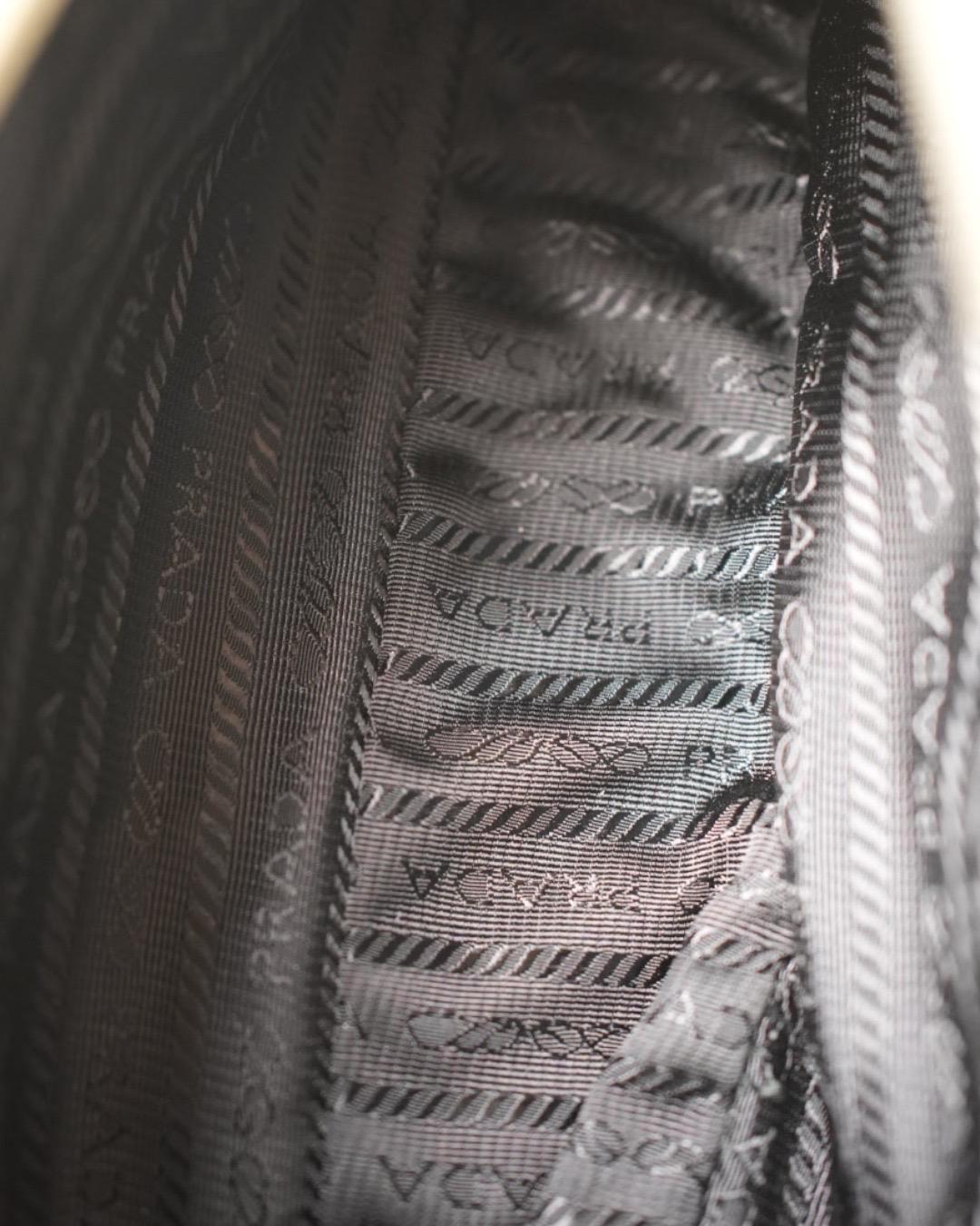 Prada Re-Edition 2000 Paillettes Logo Oro en vente 10