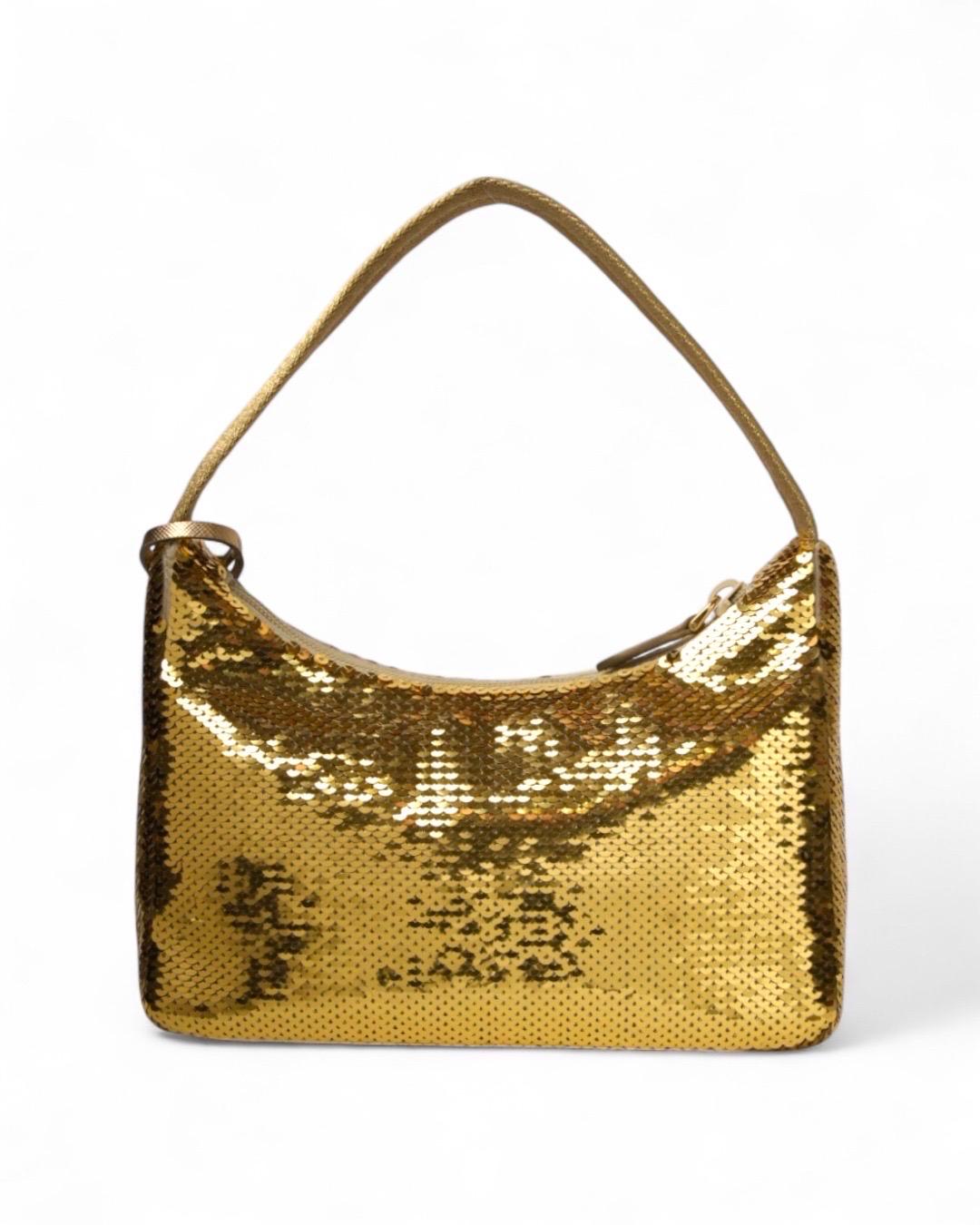 Prada Re-Edition 2000 Paillettes Logo Oro Excellent état - En vente à Torre Del Greco, IT