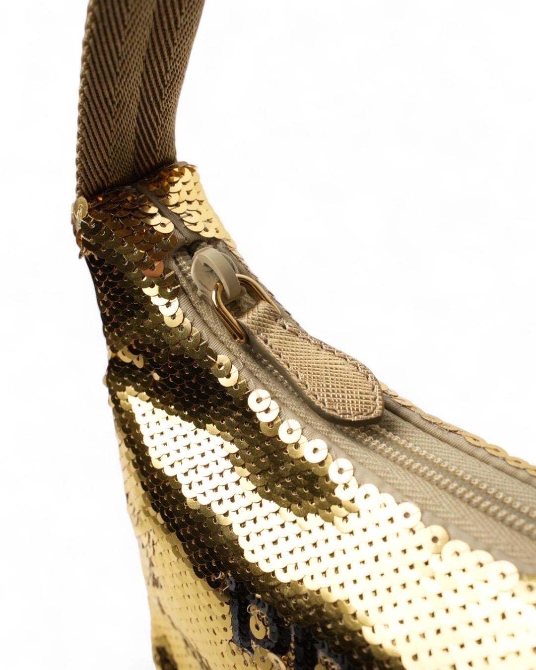 Prada Re-Edition 2000 Paillettes Logo Oro en vente 1