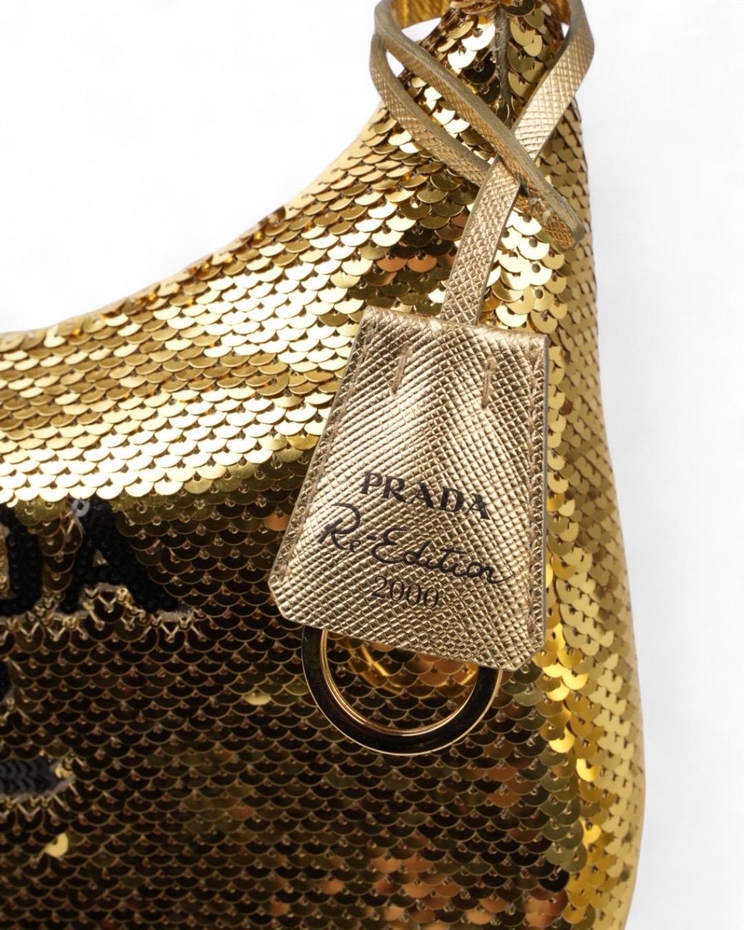 Prada Re-Edition 2000 Paillettes Logo Oro en vente 3