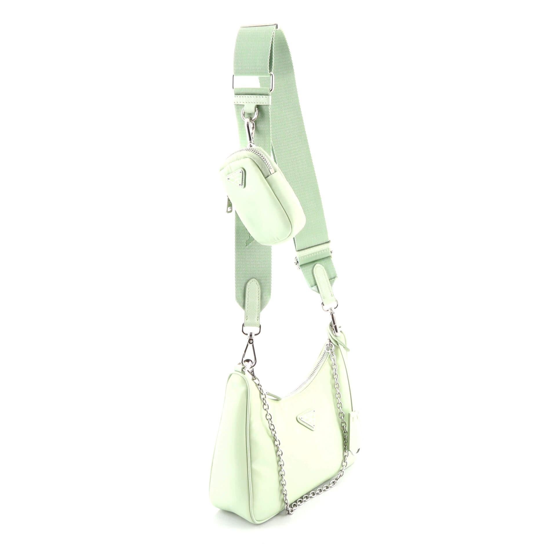 Zustand: Sehr gut. Geruch im Innenraum. Abnutzungserscheinungen, Nachdunkelungen und Flecken auf der Außenseite, dem Armband und der Pochette, Kratzer auf den Beschlägen.
Zubehör: Clochette, Extra Riemen, Pochette, mit Riemen
Abmessungen: Handle