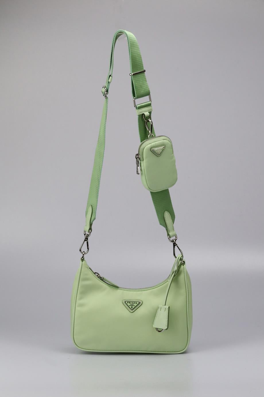 Bolso de hombro Prada Re-edición 2005 de piel texturizada y nailon. Verde claro. Cierre de cremallera - Parte superior. Incluye - tarjeta de autenticidad. No viene con - bolsa guardapolvo o caja. Altura: 6,6 pulg. Anchura: 8,5 pulg. Profundidad: 2,3