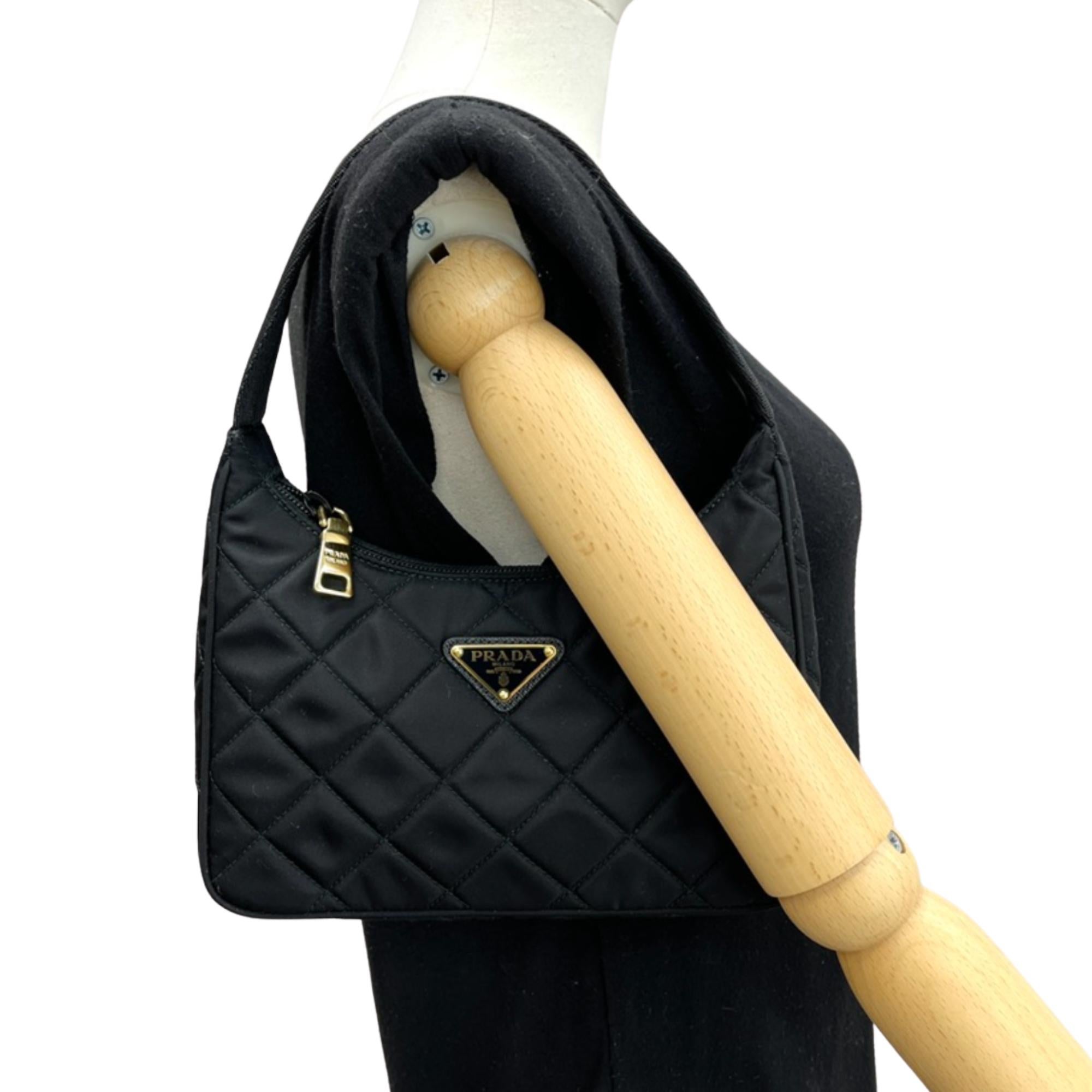 Prada Re-editon Mini Borsa a tracolla trapuntata in nylon nero Hardware oro 5