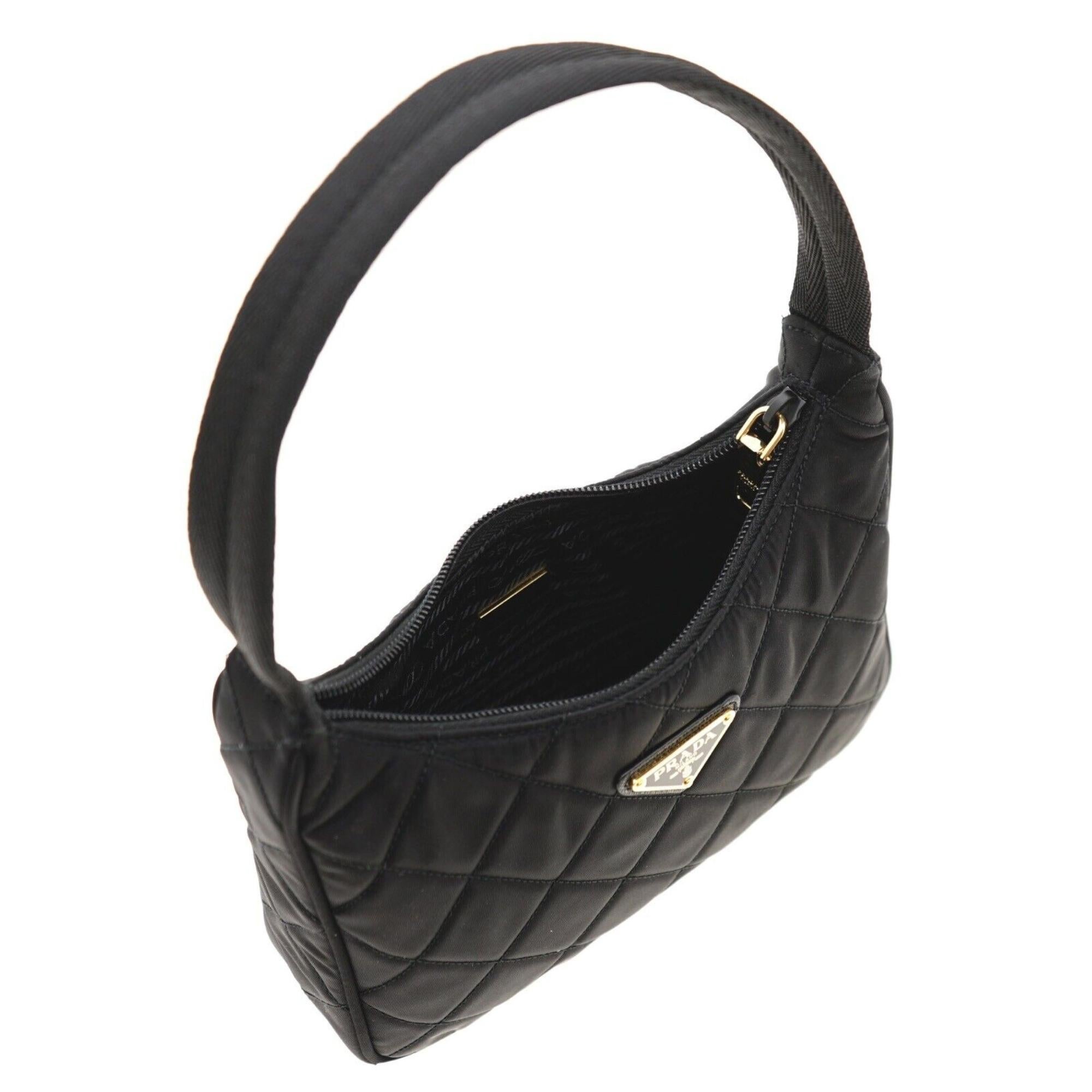 da uomo o donna Prada Re-editon Mini Borsa a tracolla trapuntata in nylon nero Hardware oro