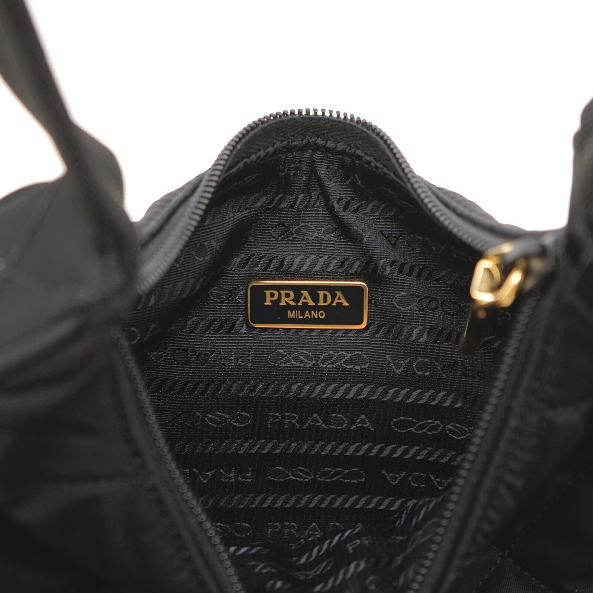 Prada Re-editon Mini gesteppte schwarze Nylon-Umhängetasche mit Goldbeschlägen im Angebot 2