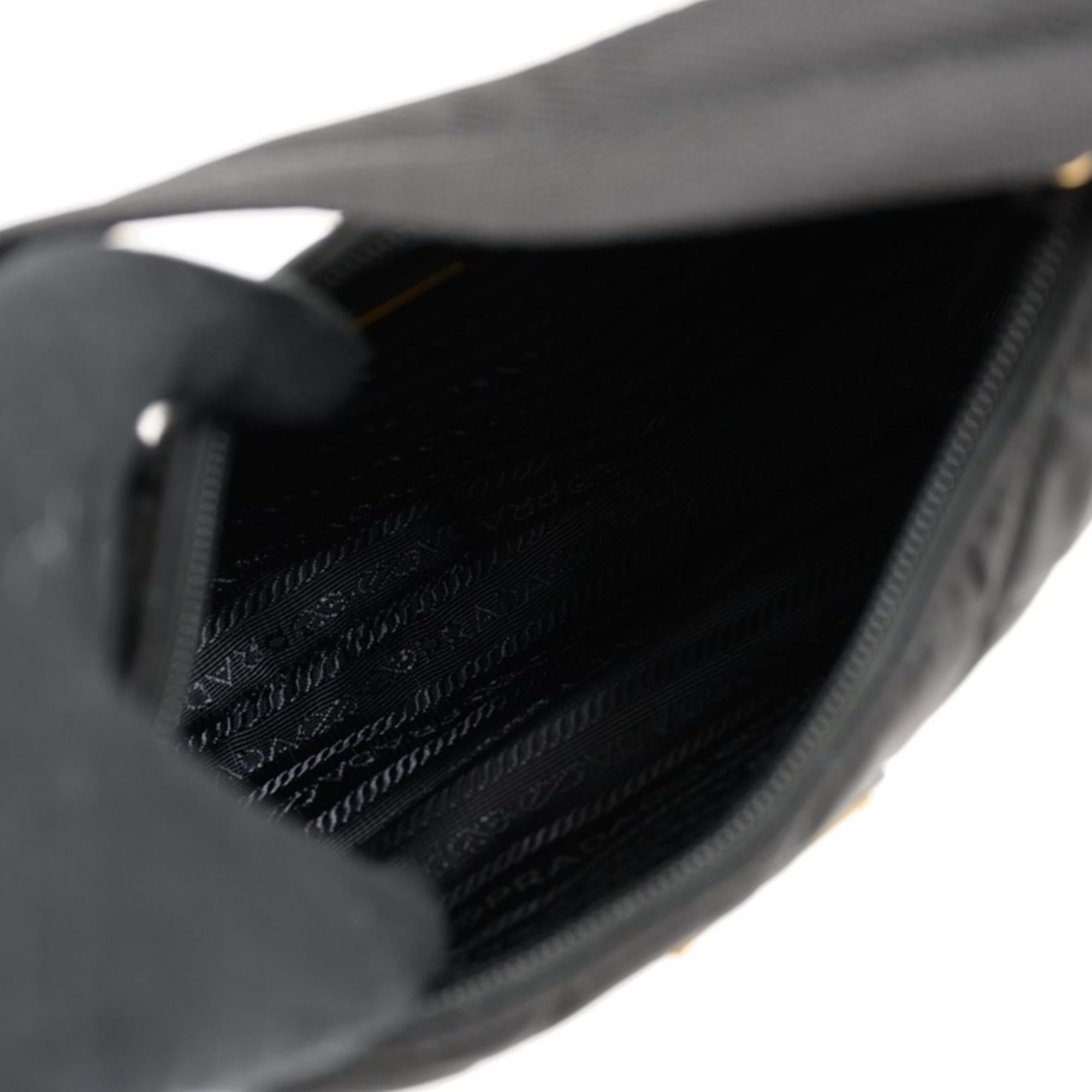 Prada Re-editon Mini gesteppte schwarze Nylon-Umhängetasche mit Goldbeschlägen im Angebot 3