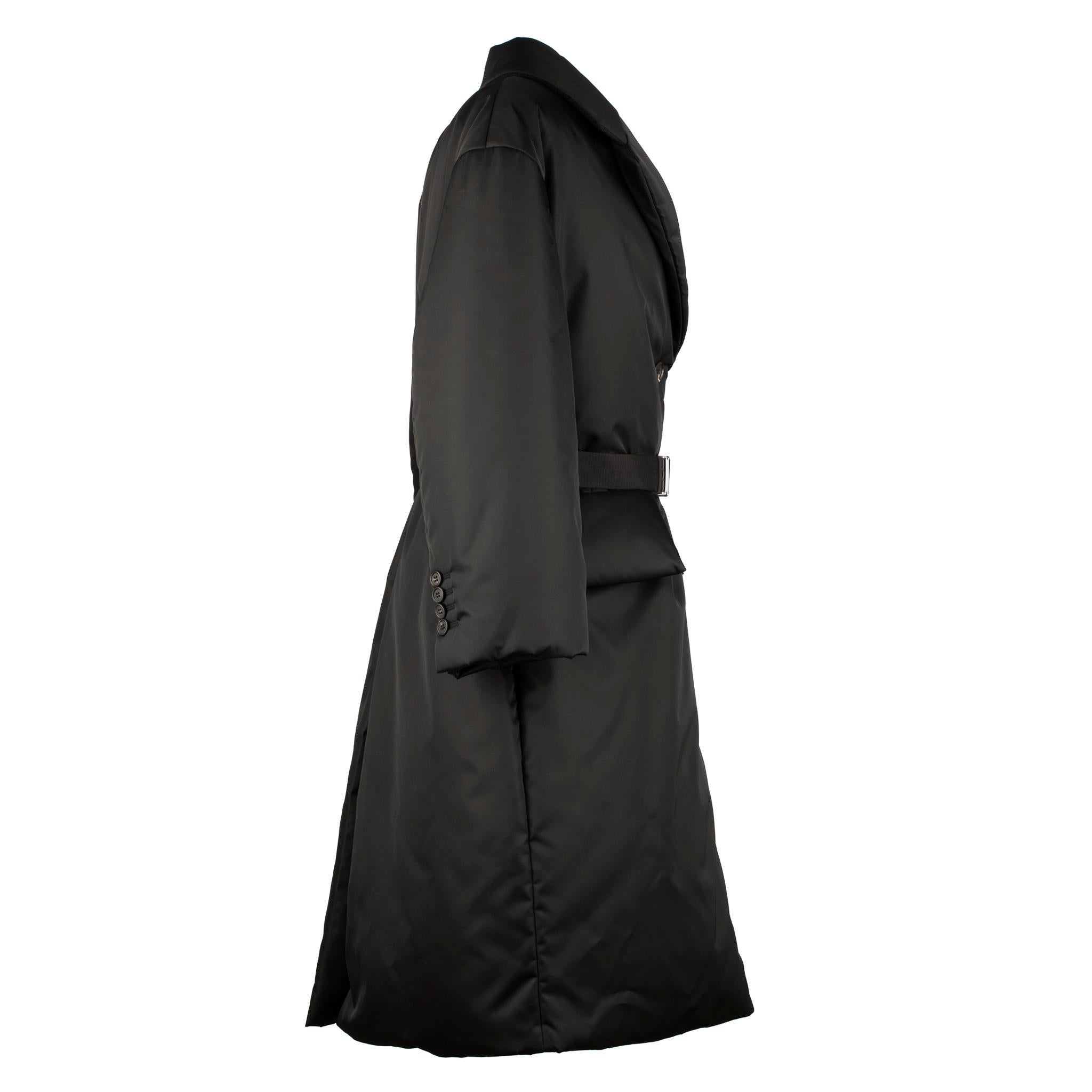 Prada Re-Nylon Black Quilted Coat With Belt

This Prada Re-Nylon Black Quilted Coat With Belt 40 It will keep you warm through the winter. Crafted with a durable and sustainable quilted Re-Nylon material, this coat is designed for comfort without