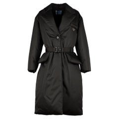 Prada - Manteau matelassé en nylon noir avec ceinture, 40 IT