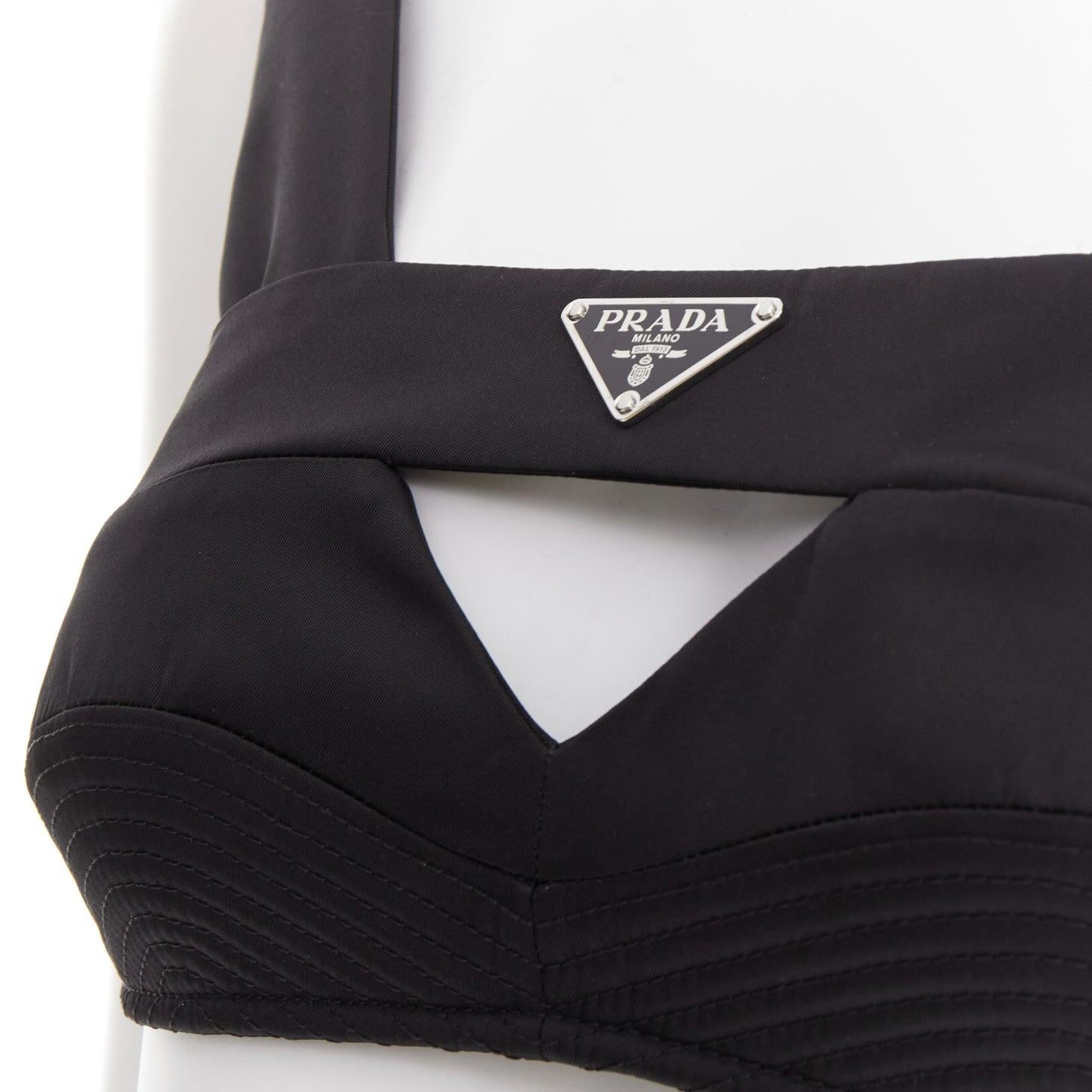 PRADA Re-Nylon noir triangle logo découpe couture contour crop top bralette IT36 XS
Référence : TGAS/E00904
Marque : Prada
Designer : Miuccia Prada
MATERIAL : Nylon
Couleur : noir, argent
Motif : Solide
Fermeture : crochet et œillet
Doublure : Nylon