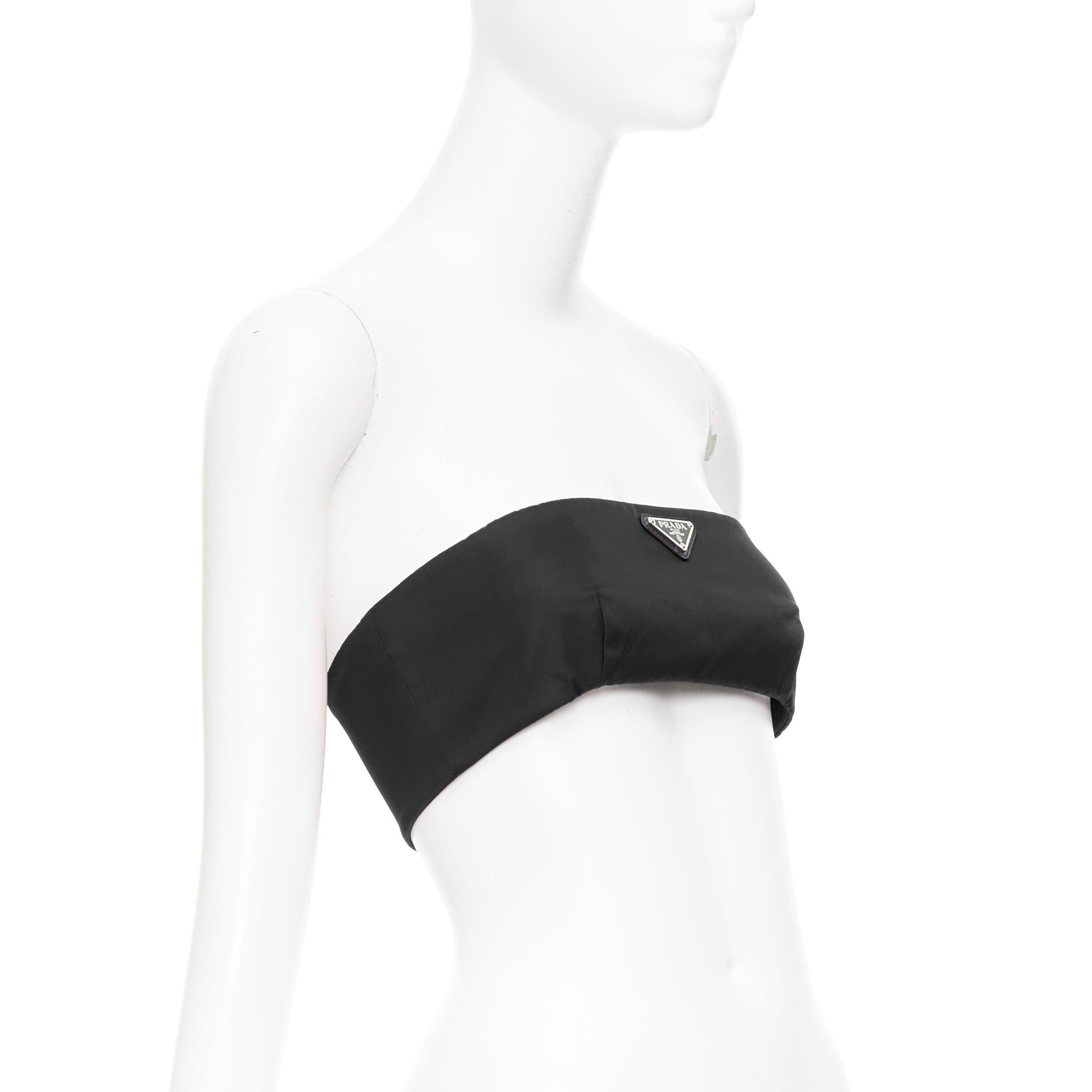 PRADA Re-Nylon Schwarzes trägerloses Bustierrohr-Top mit dreieckiger Logoplatte IT42 M (Weiß) im Angebot