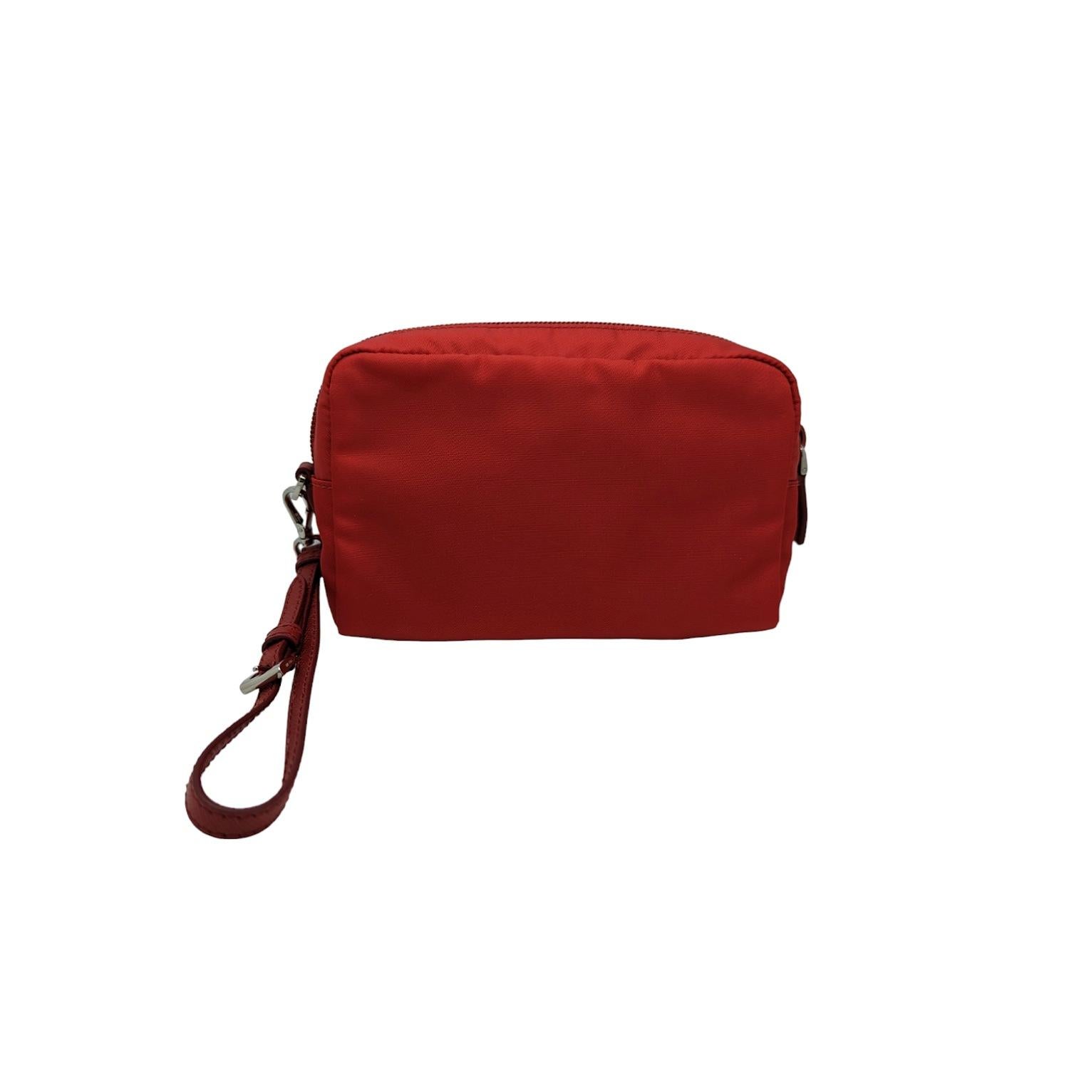 Made of Prada's innovative Re-Nylon fabric produced from recycled plastic materials collected in the ocean, this necessaire stands out for its practical attitude expressed by the removable strap on the side. The zipper closure has a metal zipper