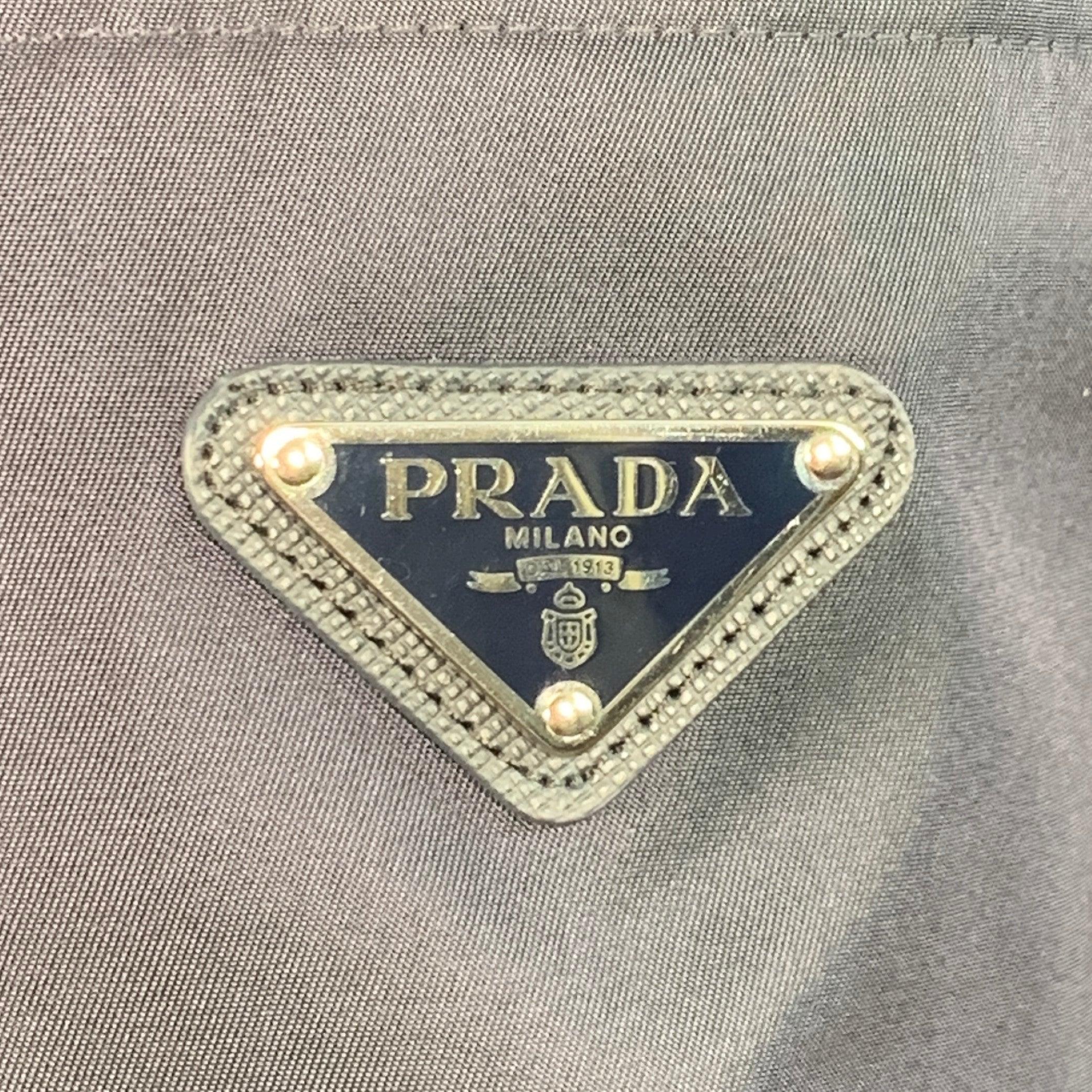 Giacca Prada RE-NYLON
in twill di poliammide blu, con una tasca applicata con logo a triangolo in metallo argentato, maniche lunghe e chiusura a scatto. Made in Italy.Ottime condizioni di usato.
 Lievi segni di usura sui bottoni automatici.