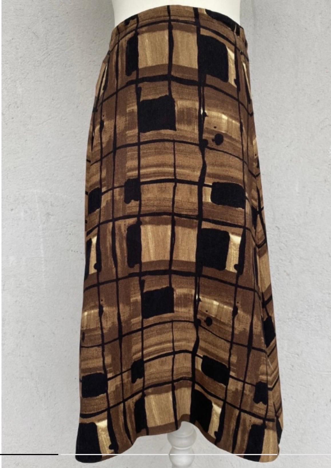 Prada ready to wear AW10 skirt, size 42 in cotton in shades of brown, measurements: waist 28 cm, hips 48 cm, length 56 cm, in excellent condition.