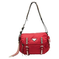 Prada Messenger Bag mit Nieten aus Nylon und Leder in Rot/Schwarz, neu mit Vela