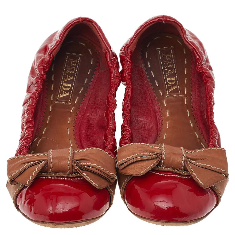 Prada Red/Brown Patent Leather Bow Scrunch Ballet Flats Size 38 In Good Condition In Dubai, Al Qouz 2