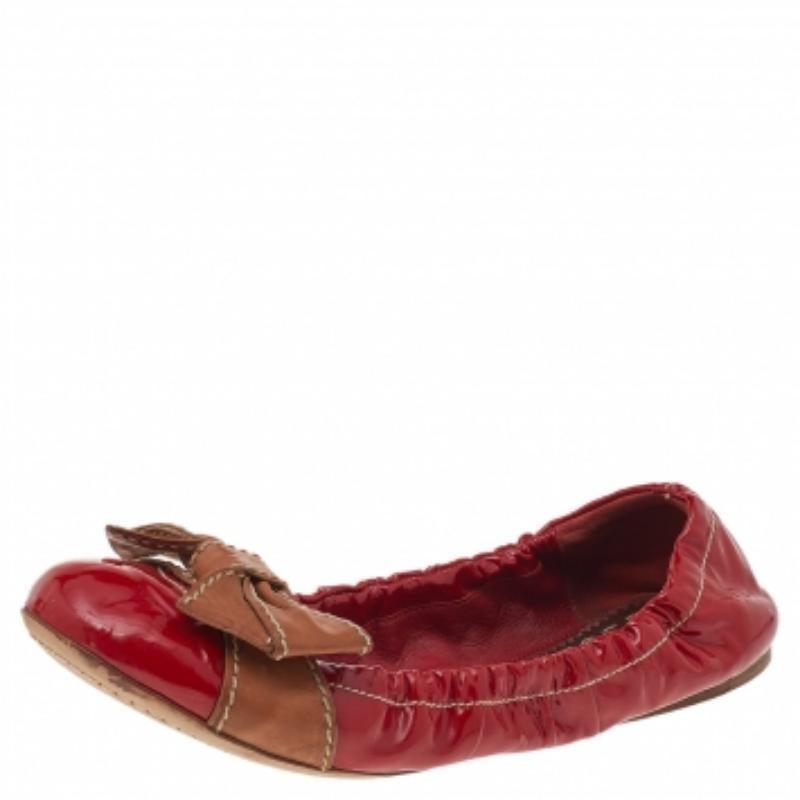 Bailarinas con lazo de charol rojo/marrón Prada talla 38 Marrón en venta