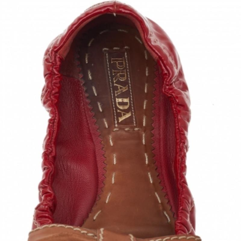 Bailarinas con lazo de charol rojo/marrón Prada talla 38 en Bastante bueno estado para la venta en Dubai, Al Qouz 2