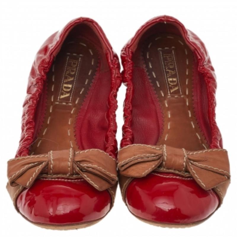 De las mujeres Bailarinas con lazo de charol rojo/marrón Prada talla 38 en venta