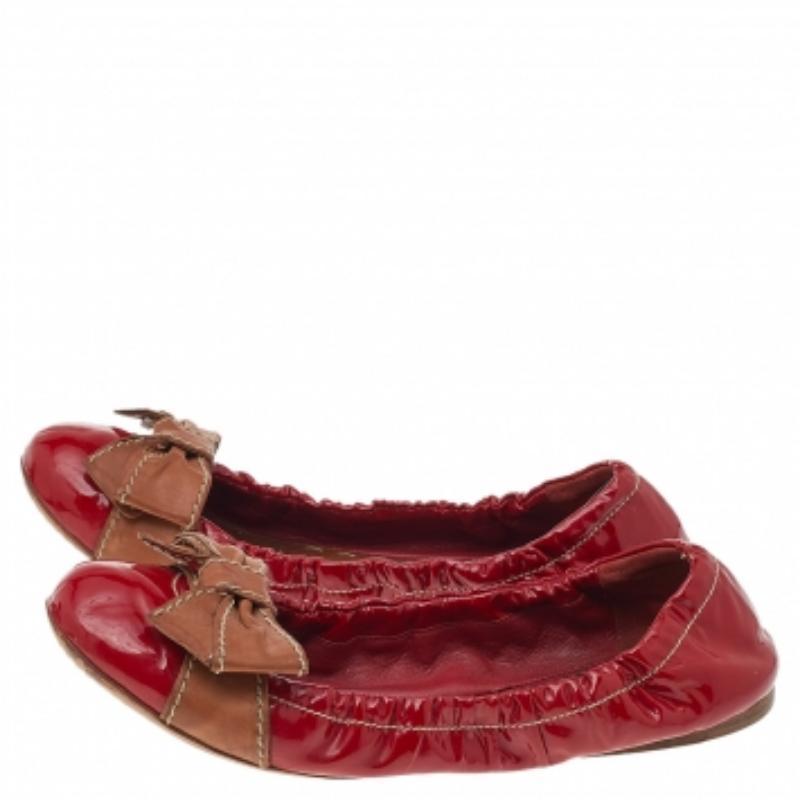 Bailarinas con lazo de charol rojo/marrón Prada talla 38 en venta 1