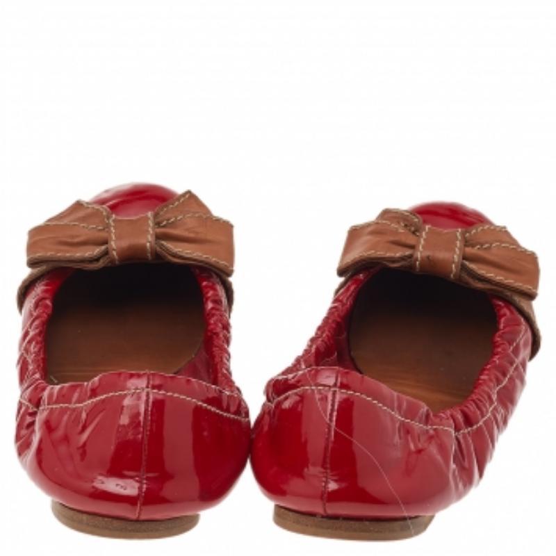 Bailarinas con lazo de charol rojo/marrón Prada talla 38 en venta 2