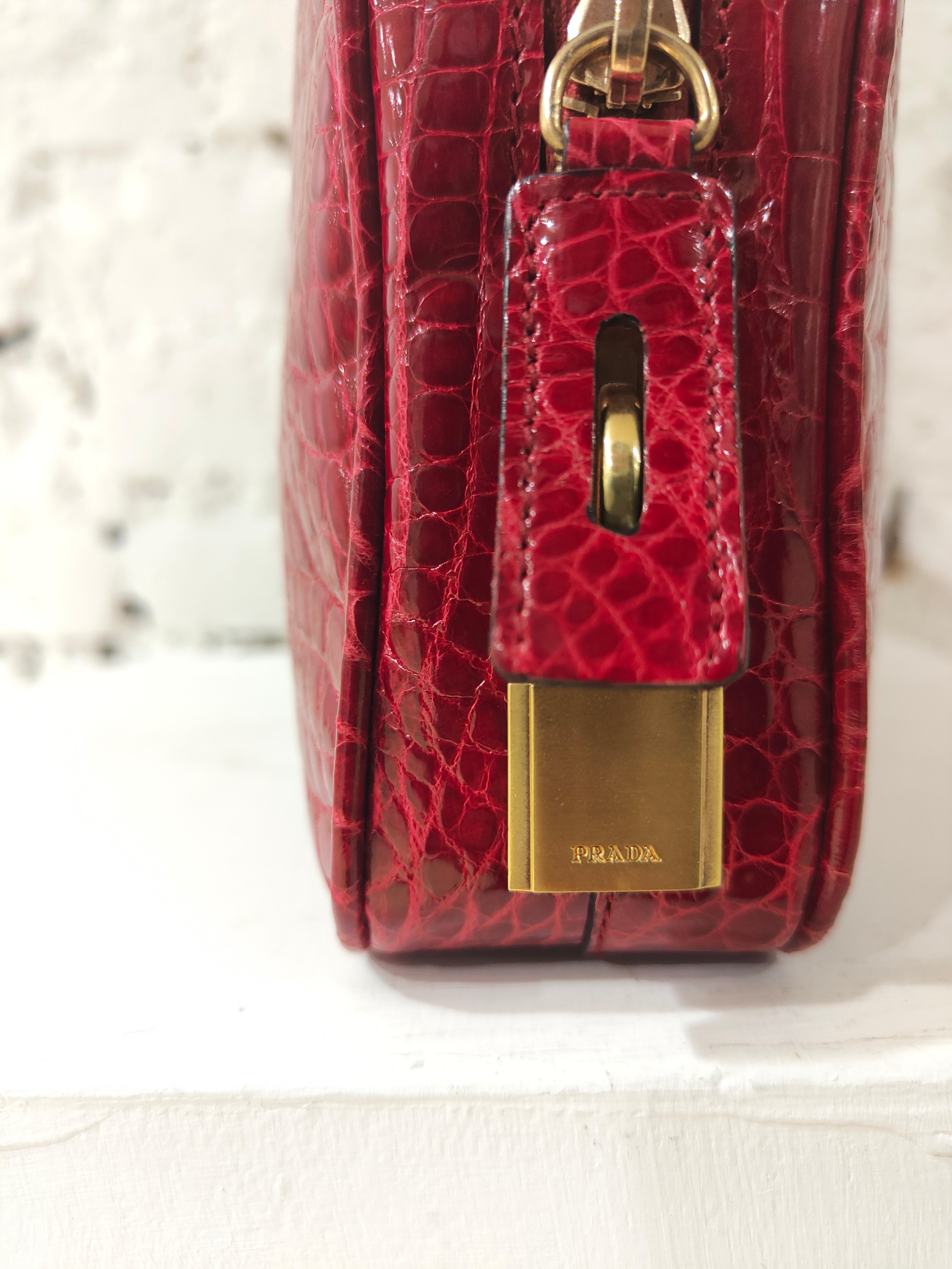 Prada red crocodile handbag
gold hardware
Width:22 cm
Height:13 cm
Depth:6 cm