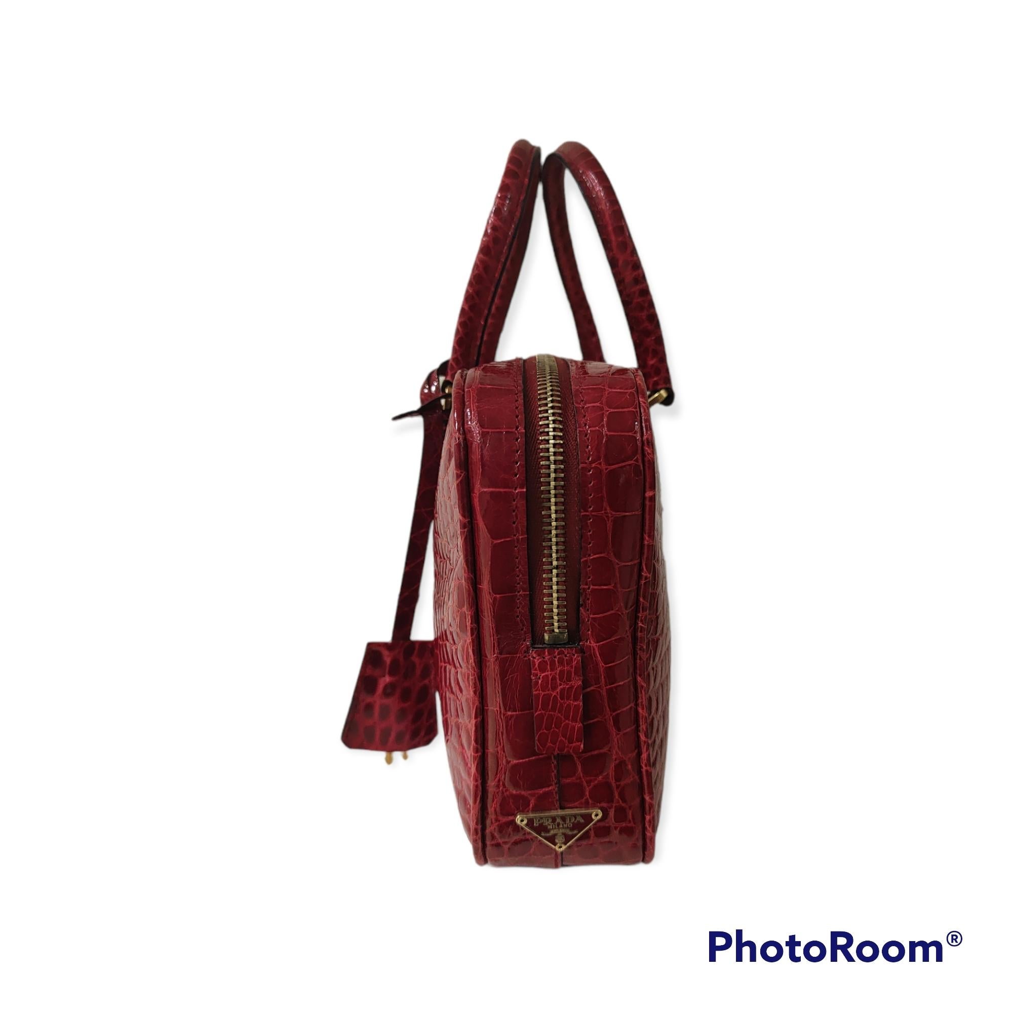 Prada red crocodile handbag In Excellent Condition For Sale In Capri, IT