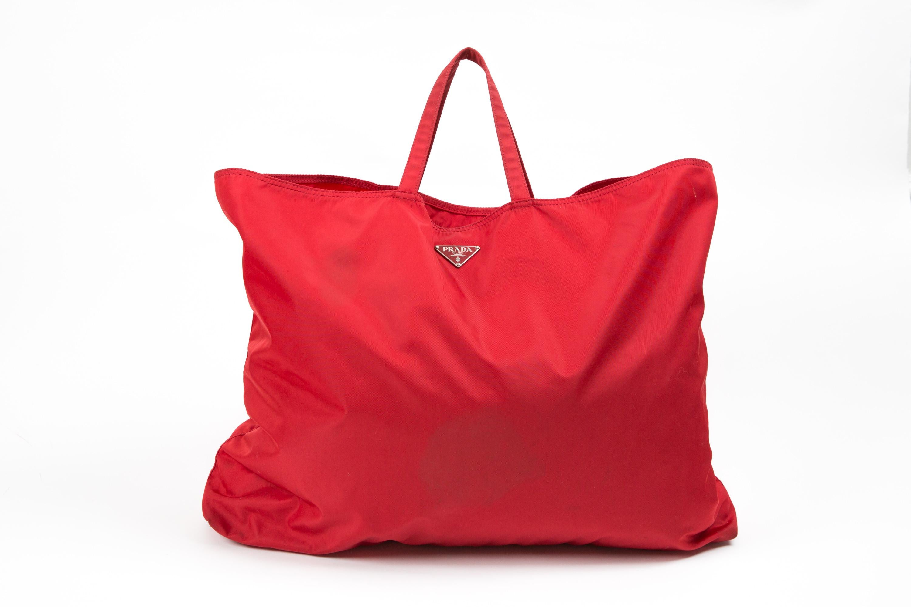 Prada Red Large Robot Nylon Bag In Good Condition For Sale In Paris, FR