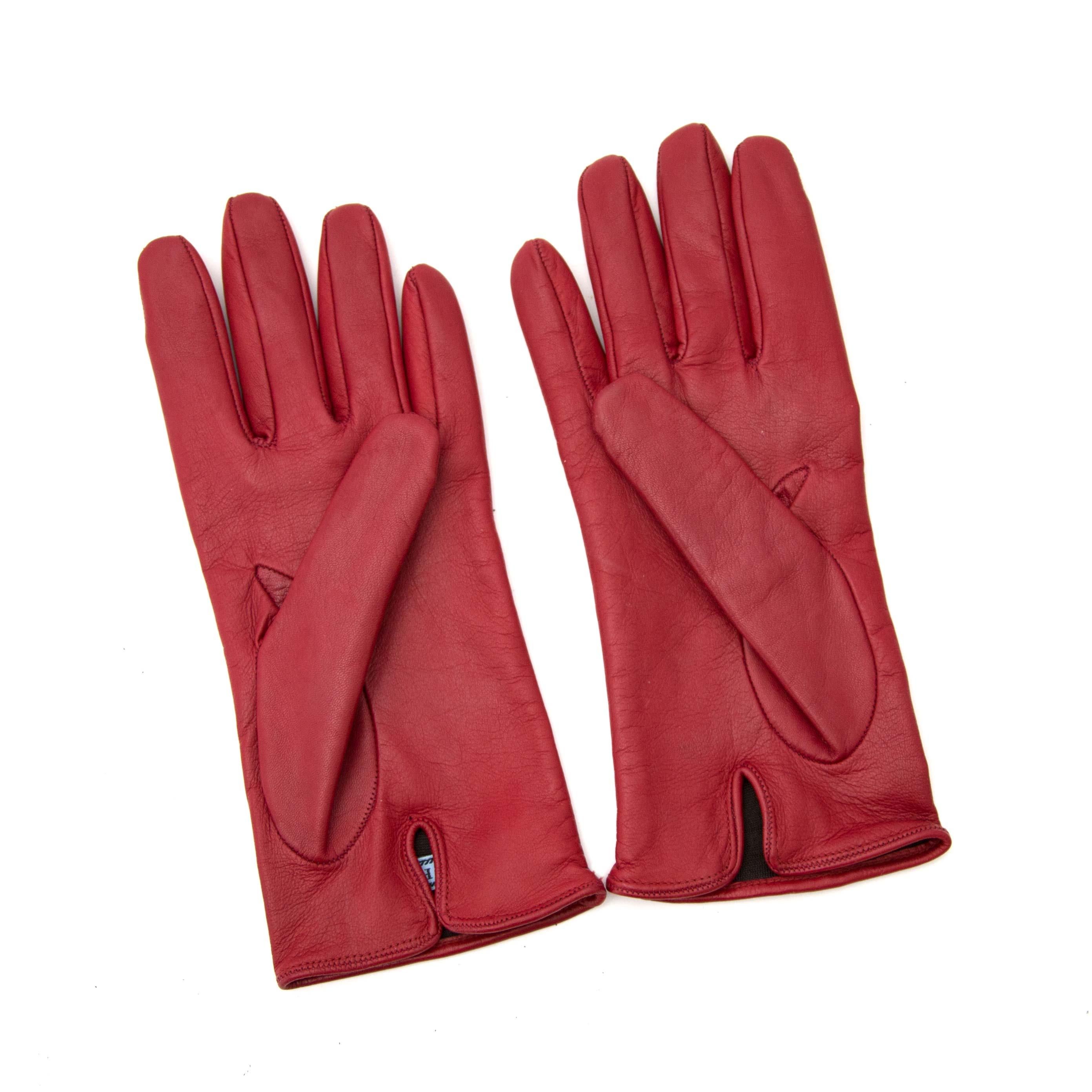 The perfect gift, these Prada red leather gloves in soft lambskin. size 7,5