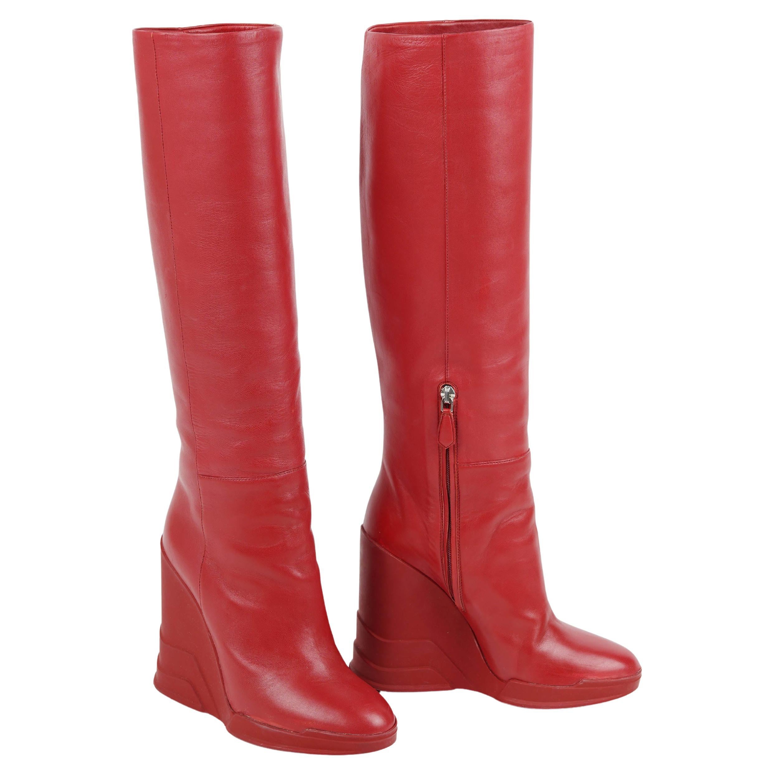 Rosso Stivali con zeppa al ginocchio in pelle rossa di Prada - Passerella e Campaigner, A/I 2014 Taglia 37 in vendita