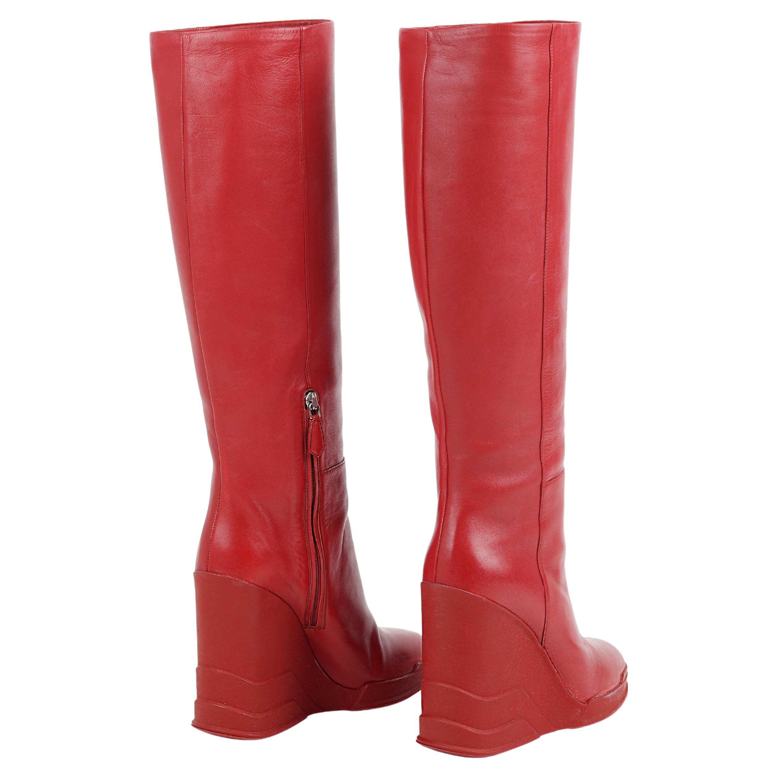 Stivali con zeppa al ginocchio in pelle rossa di Prada - Passerella e Campaigner, A/I 2014 Taglia 37 in vendita 2
