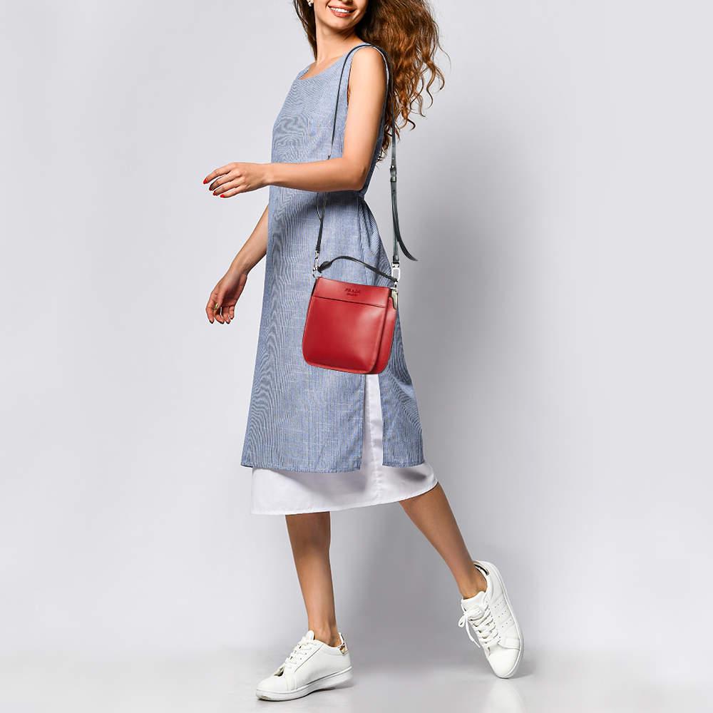 Stylish handbags never fail to make a fashionable impression. Make this designer hobo yours by pairing it with your sophisticated workwear as well as chic casual looks.