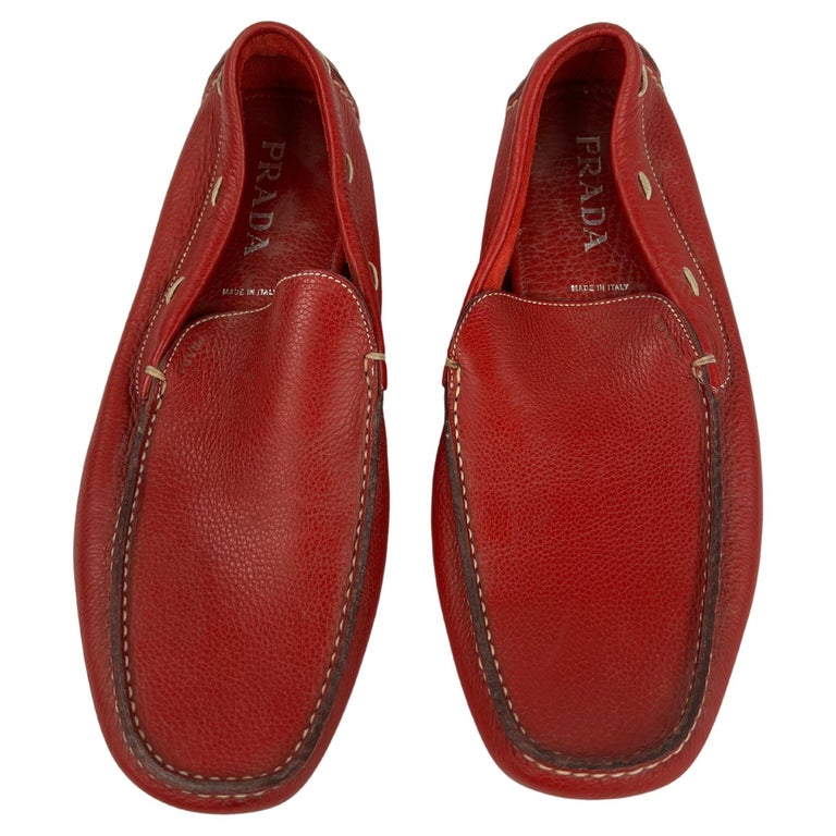Prada - Chaussures plates moccasins en cuir rouge, taille 10 En vente sur  1stDibs