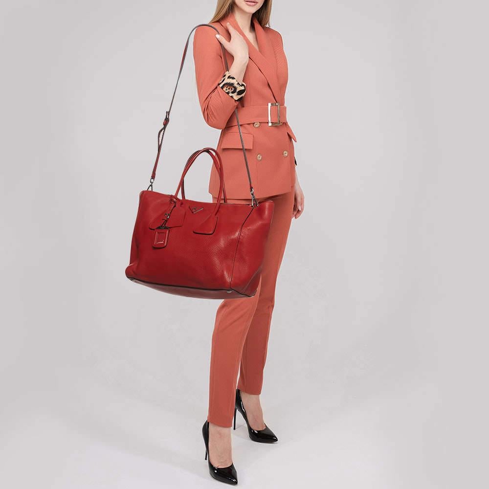 Prada Red Leather Shopper Tote In Good Condition For Sale In Dubai, Al Qouz 2
