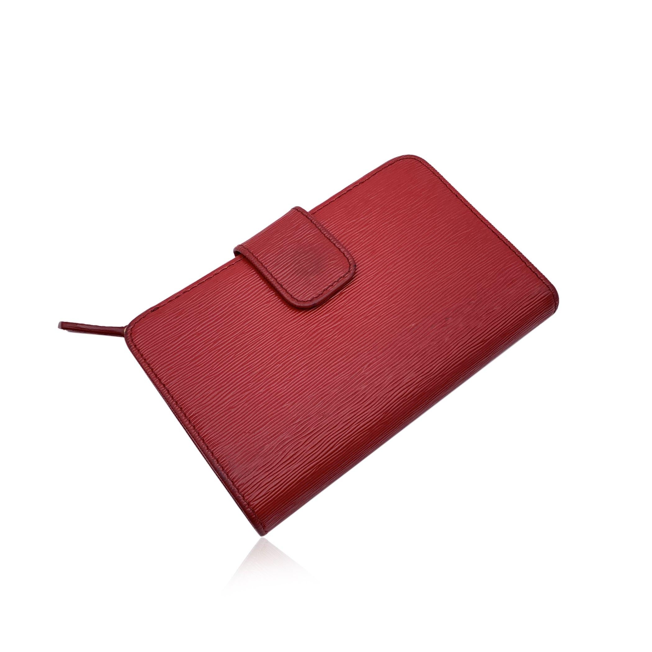 This beautiful Bag will come with a certificate of authenticity provided by third party authenticators. The certificate will be provided at no further cost. Prada french wallet in red leather, mod. 1ML225. Gold metal Prada logo lettering on the
