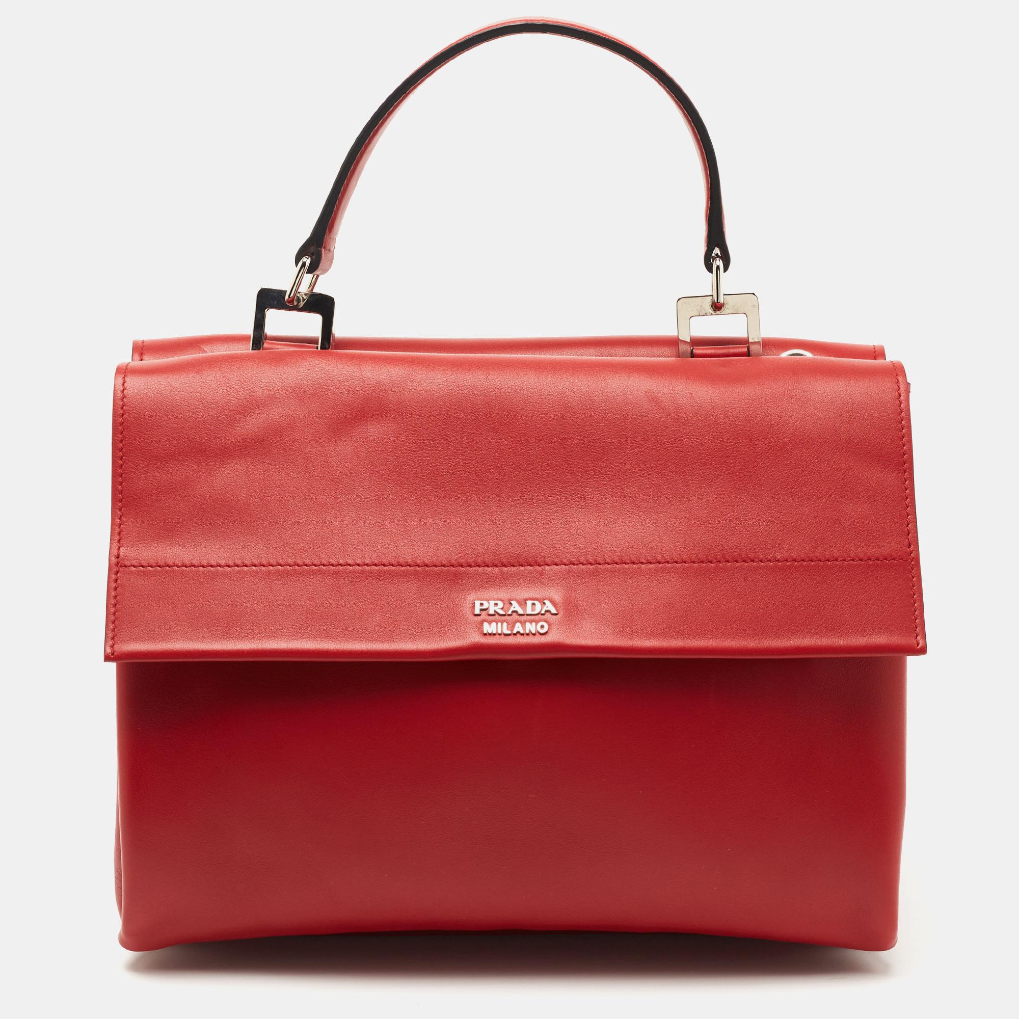 Perfect for conveniently housing your essentials in one place, this Prada red bag for women is a worthy investment. It has notable details and offers a look of luxury.

Includes: Original Dustbag, Original Box, Info Booklet

