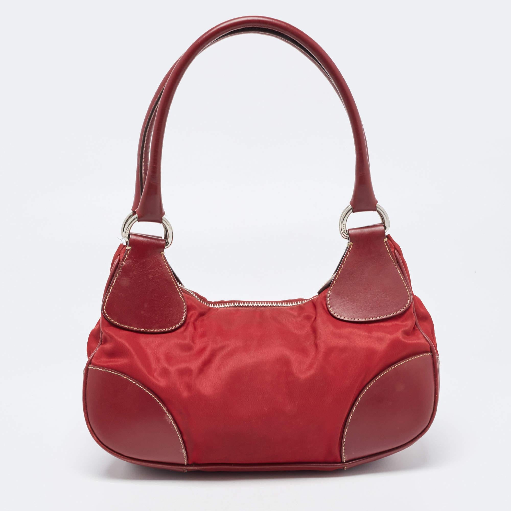 This fabulous shoulder bag is a buy that is worth every bit of your splurge. Exquisitely crafted, it shows skillful craftsmanship. The bag has a shoulder strap so that you can easily parade it.

Includes: Original Dustbag

