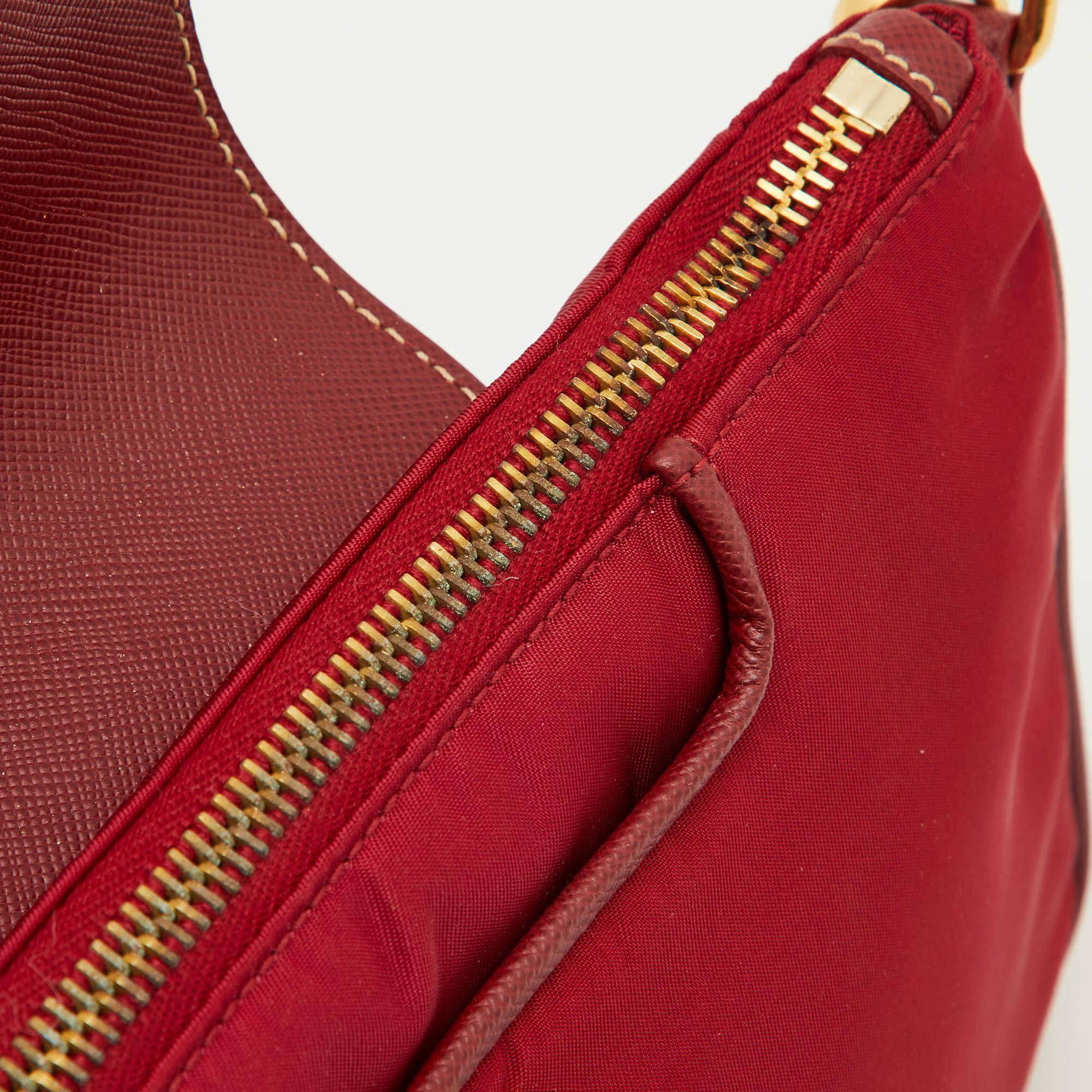 Prada Red Nylon and Saffiano Leather Crossbody Bag In Good Condition In Dubai, Al Qouz 2